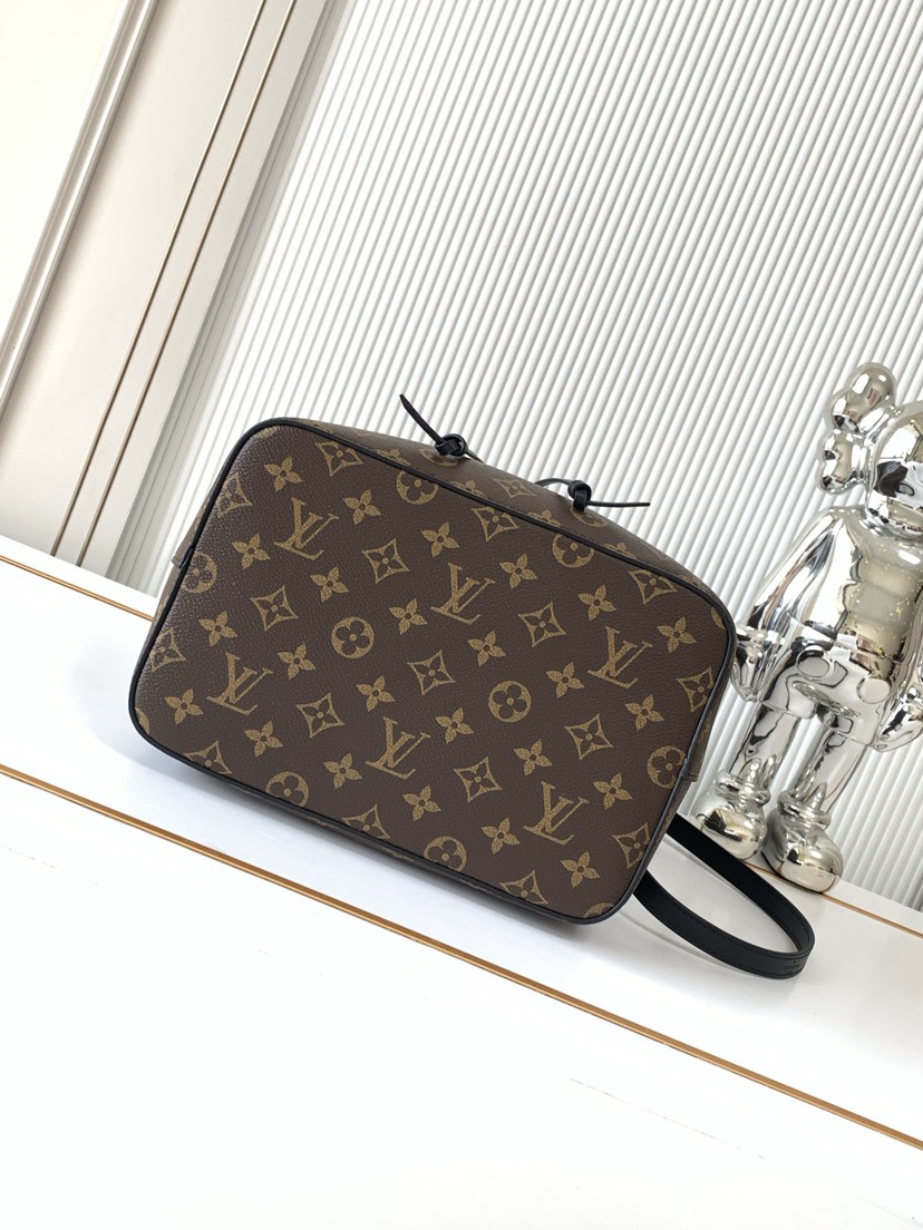 Louis Vuitton This NéoNoé bucket bag draws inspiration from Gaston-Louis Vuitton in 1932.