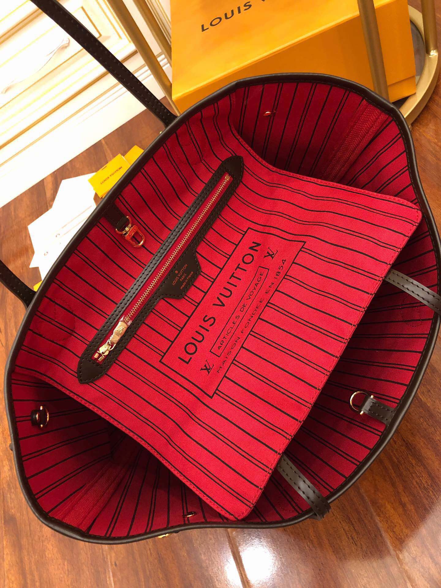 3 Louis Vuitton The leather is Grade A Italian leather sourced from the manufacturing factory.