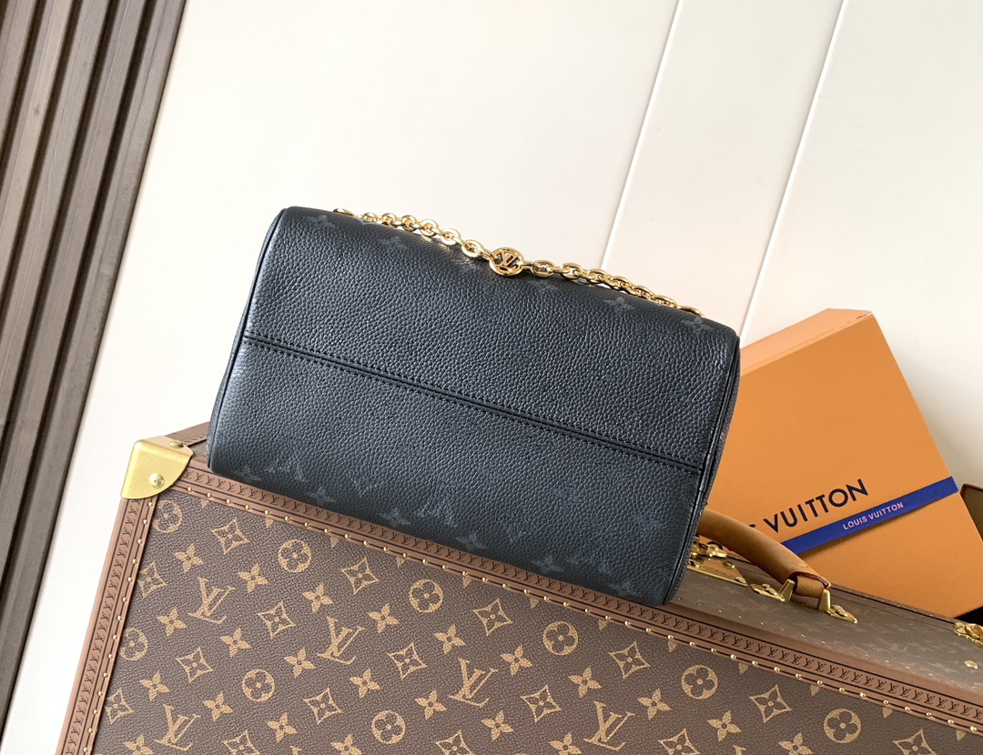 3 Louis Vuitton This Speedy Bandoulière 25 handbag is crafted from cowhide leather, offering a pillow-like soft touch.