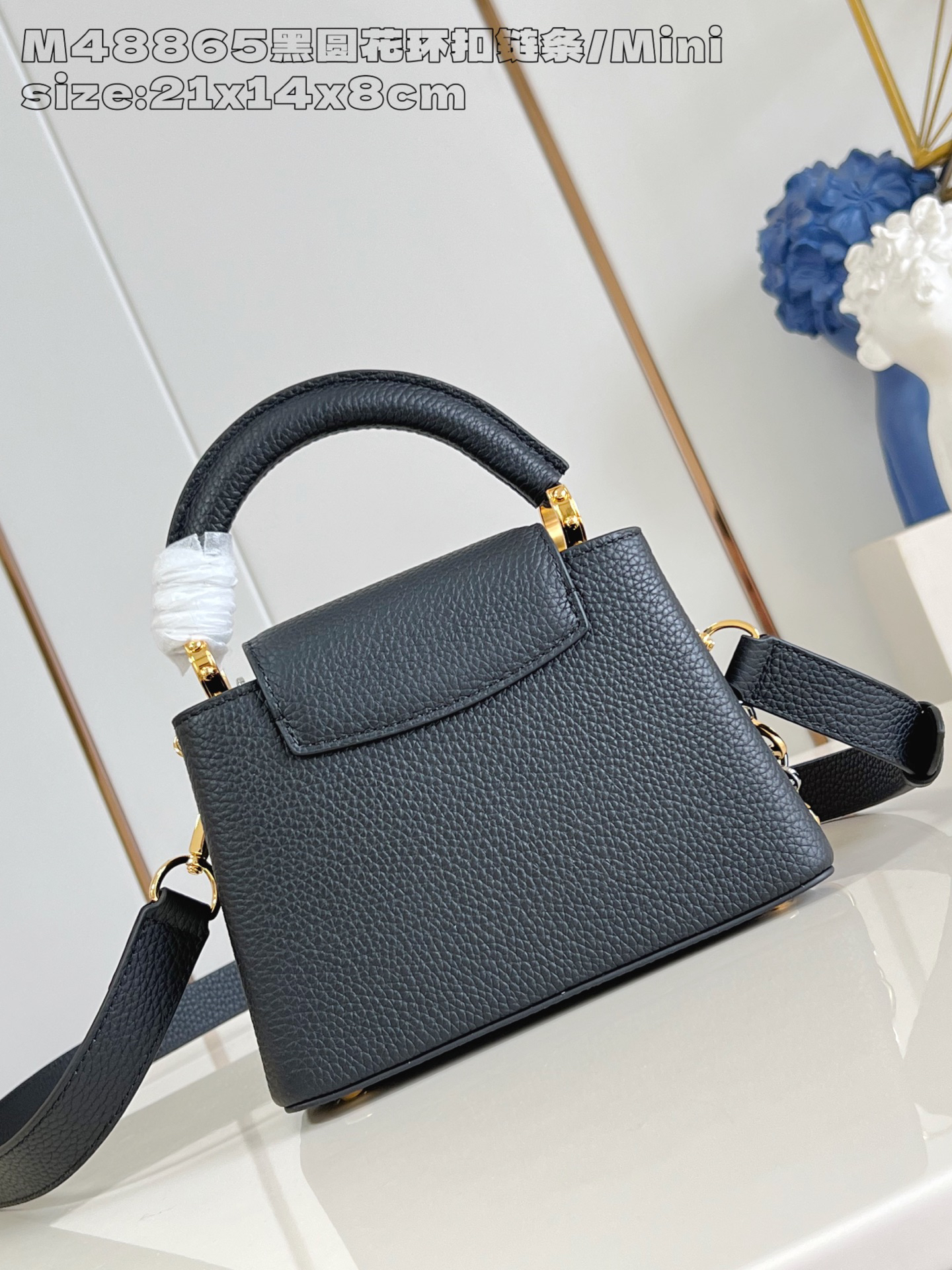 3 The Capucines Mini handbag, part of the Capucines Chain On You collection, is crafted from soft Taurillon calf leather to offer ample space.