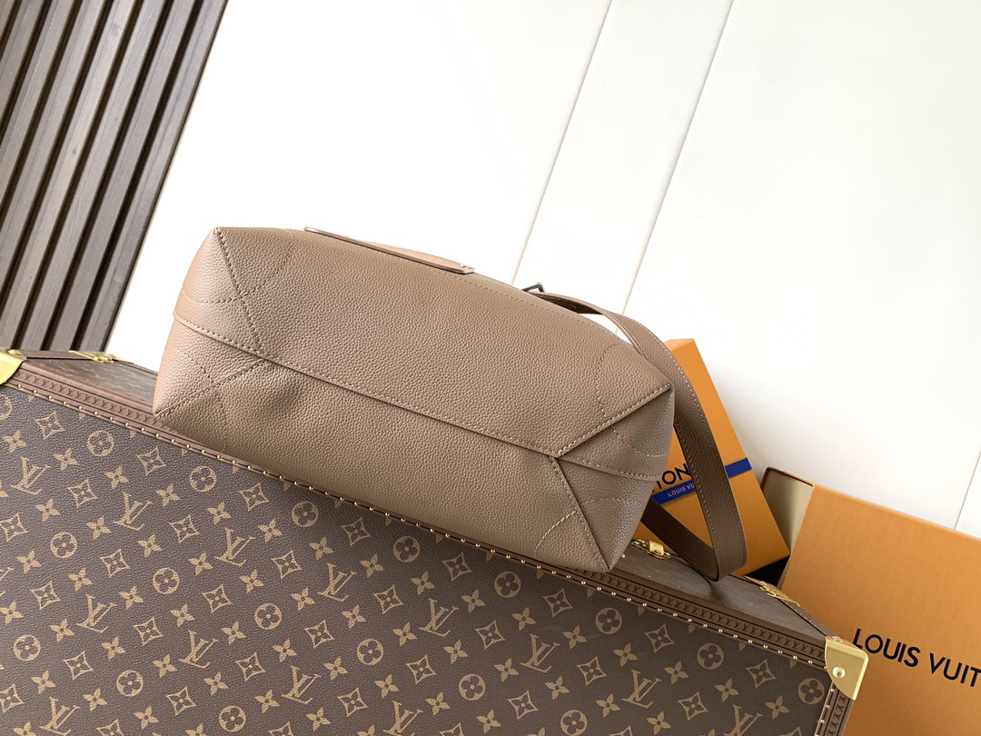 3 Louis Vuitton This Steamer 30 bag reimagines the century-old classic Steamer—a style that has remained popular for a hundred years—in LV Touch cowhide.