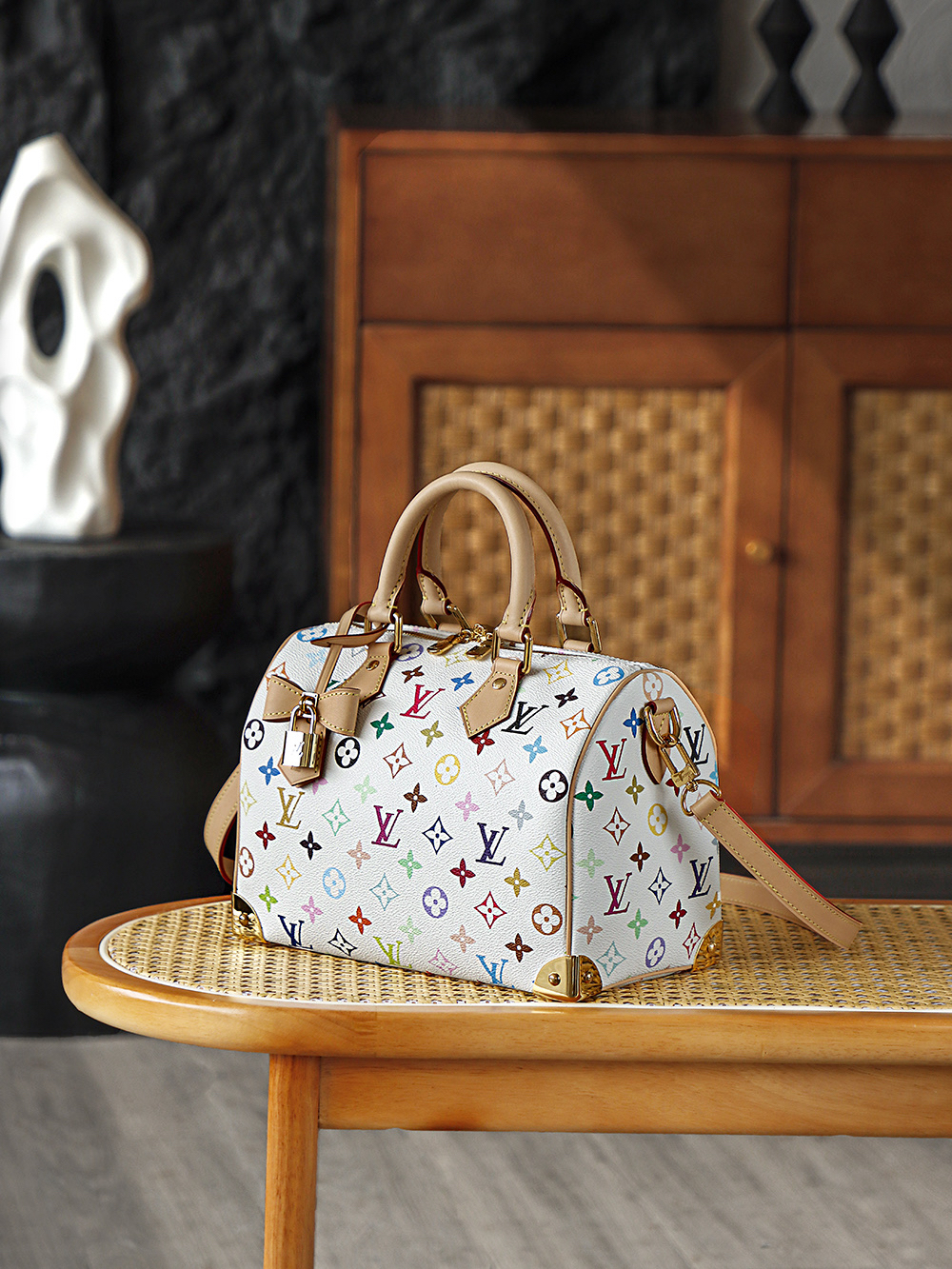 3 Louis Vuitton The Speedy 25 Tricolor inherits the elegant soul of the classic Speedy series.