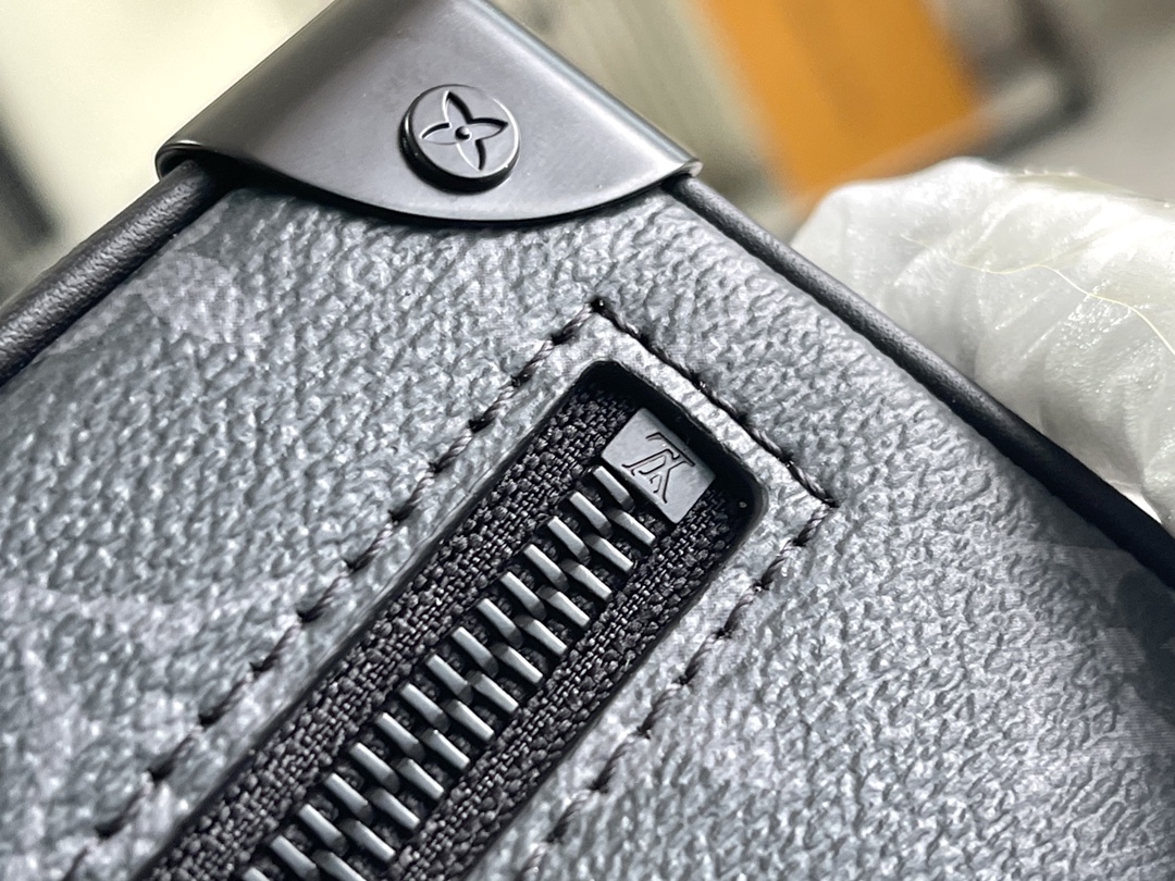 3 Louis Vuitton M44735 Premium Enhanced Edition: The leather used is Grade A Italian leather sourced from the original manufacturing factory—hence the designation "Premium."