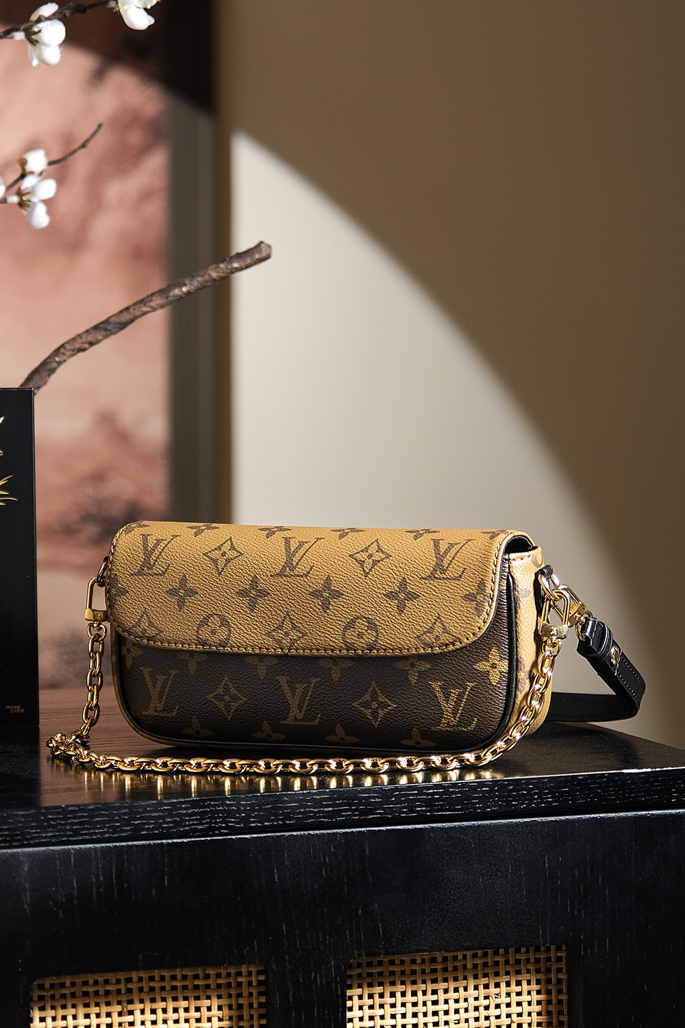 3 Louis Vuitton Looking back, here once again is a massive hit from the "Treasured Series"—featuring a stunning colorway perfectly suited for warm skin tones. 𝐋𝐯𝐲 𝐰𝐨𝐜: An exquisite, chic, and stylish piece.