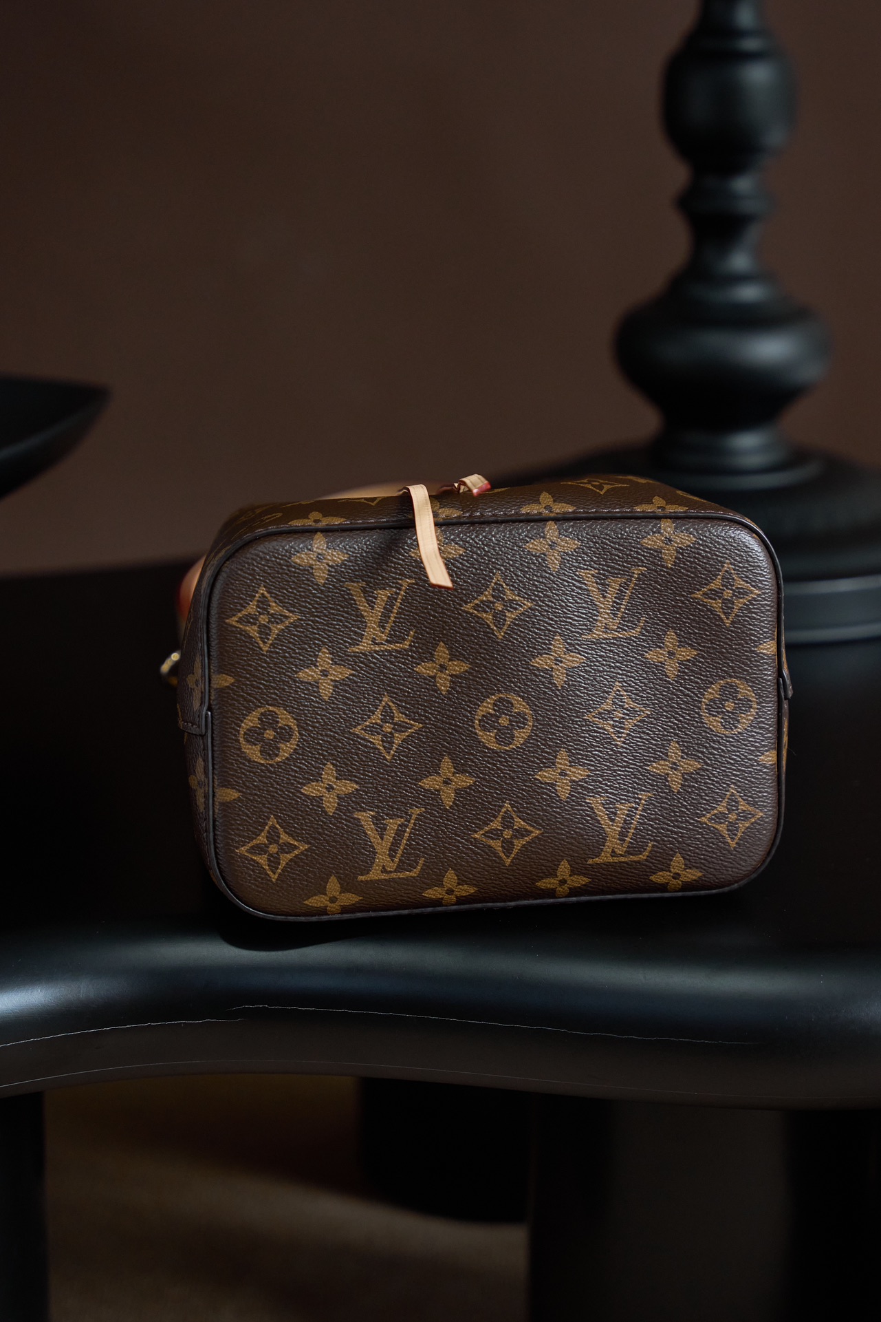 Louis Vuitton This model features custom craftsmanship inspired by Italian manufacturing standards, dynamic rolling code technology, and exclusive factory-original fabrics.