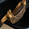 Louis Vuitton This model features custom manufacturing based on French standards, dynamic rolling code technology, and original-spec fabric.