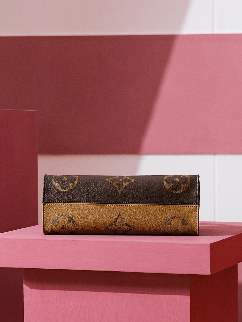3 Louis Vuitton A fresh reinterpretation of the EAST WEST—featuring a spacious silhouette—is poised to unleash yet another wave of fashion trends!