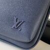 4 Louis Vuitton M30971 Midnight Blue This Avenue shoulder bag is made of Taïga cowhide leather.