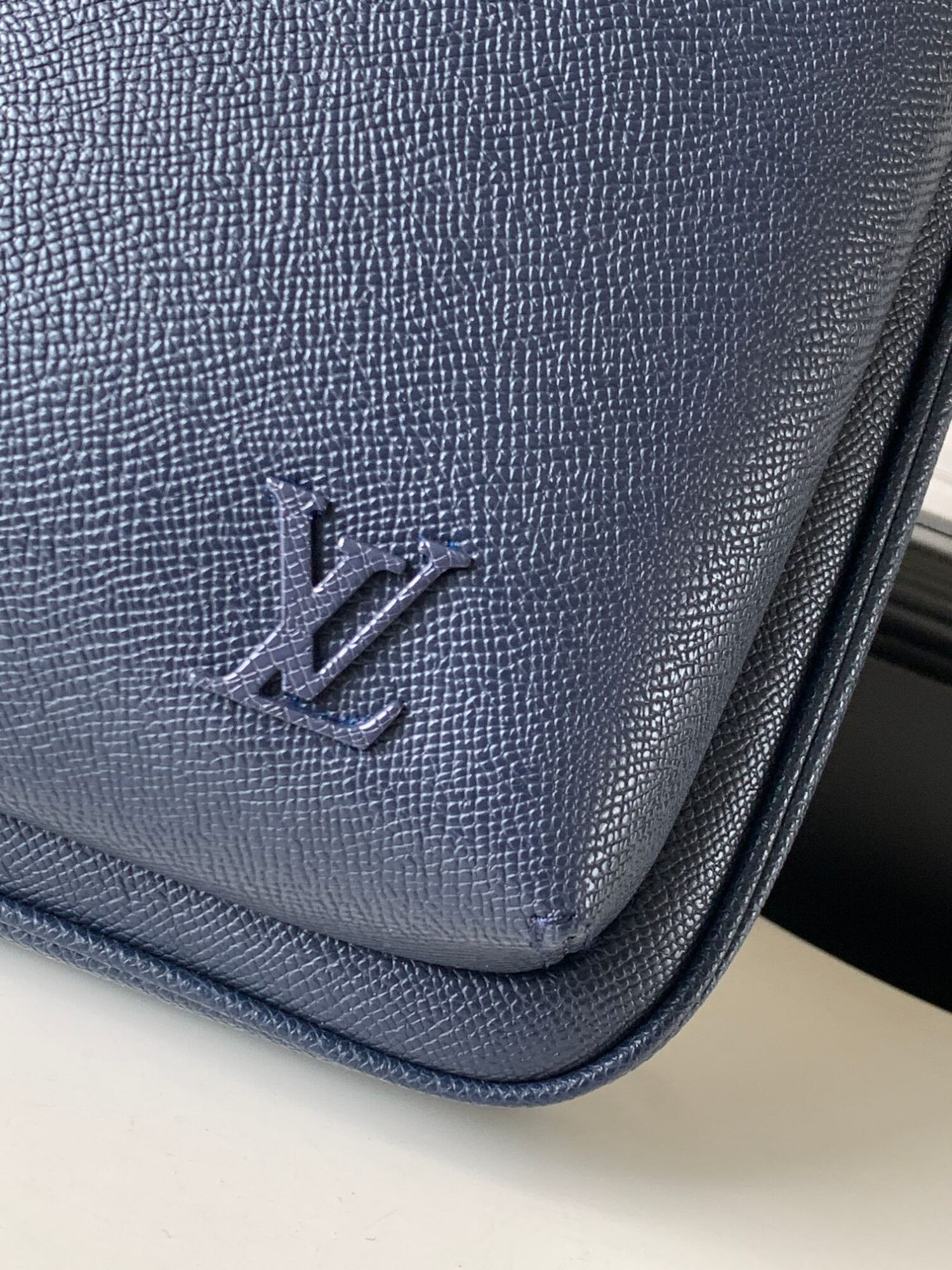 4 Louis Vuitton M30971 Midnight Blue This Avenue shoulder bag is made of Taïga cowhide leather.