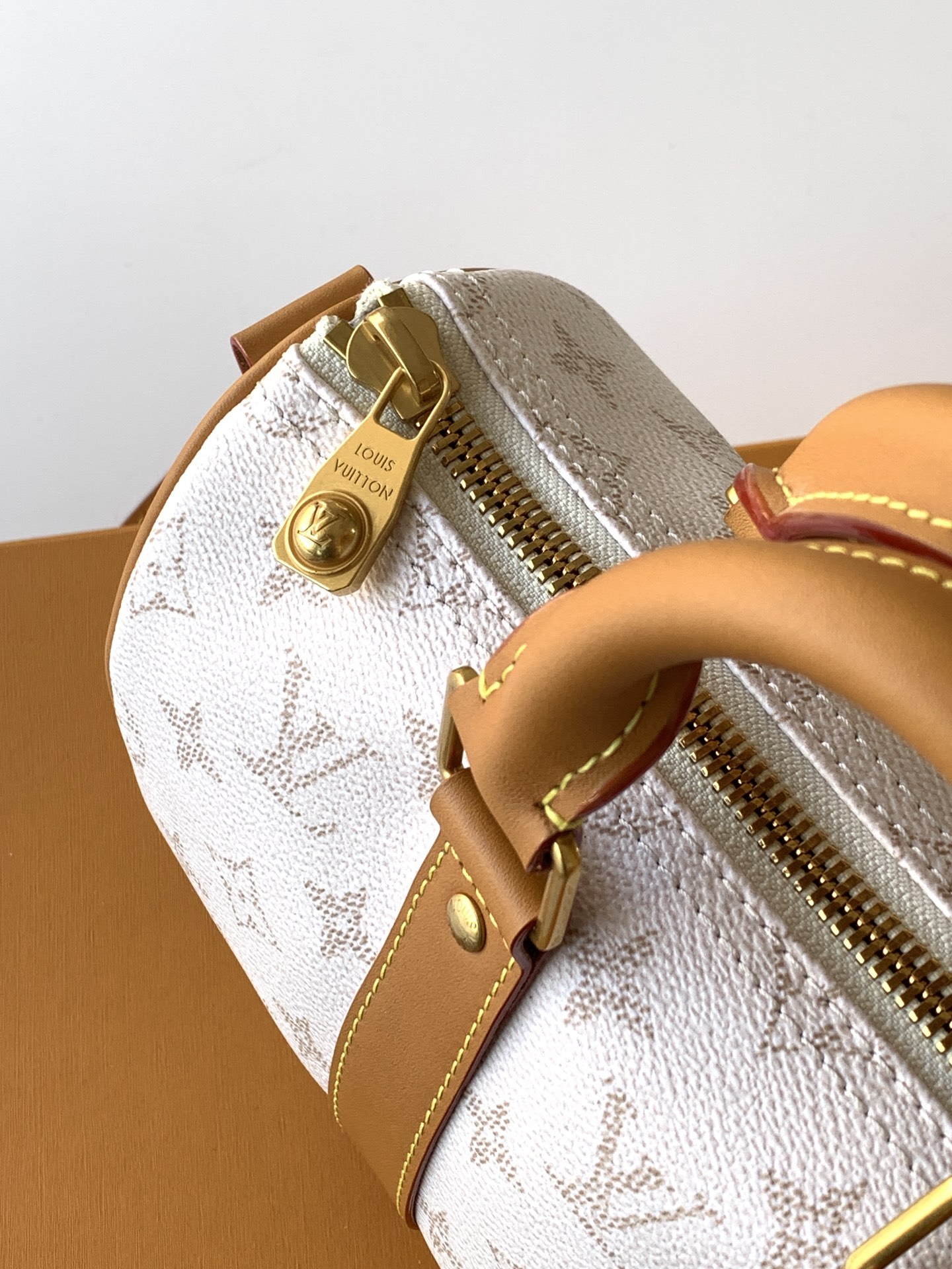 4 Louis Vuitton KEEALL BANDOULIÈRE 25 Handbag