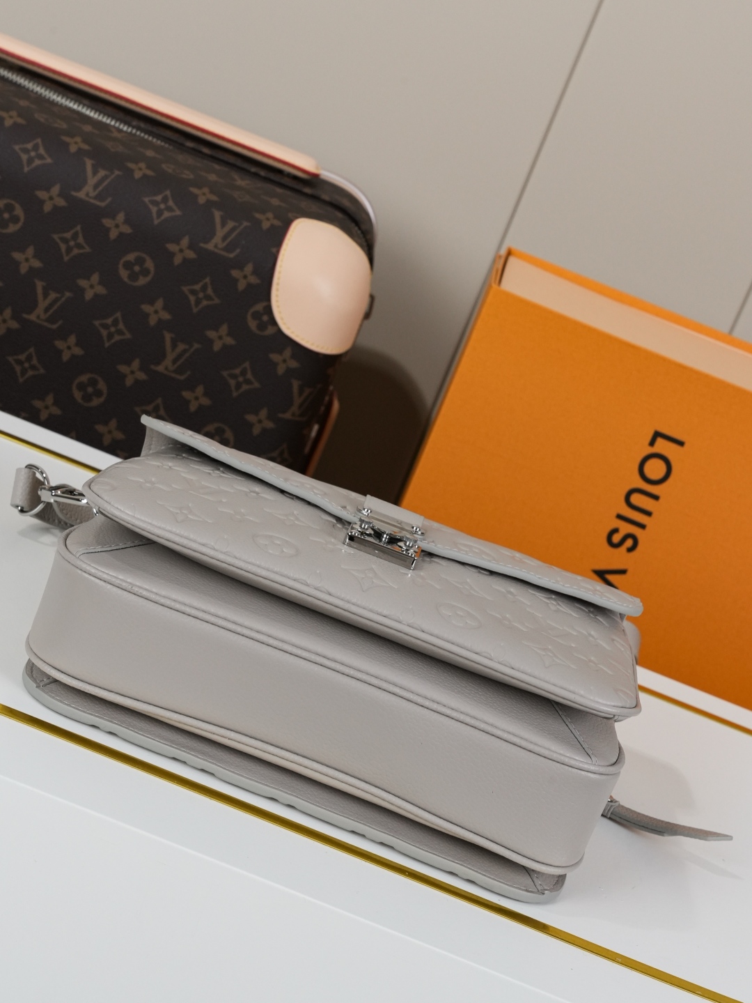 Louis Vuitton The Pochette Métis handbag interprets classic collegiate style through a design that is understated yet full of ingenious details.