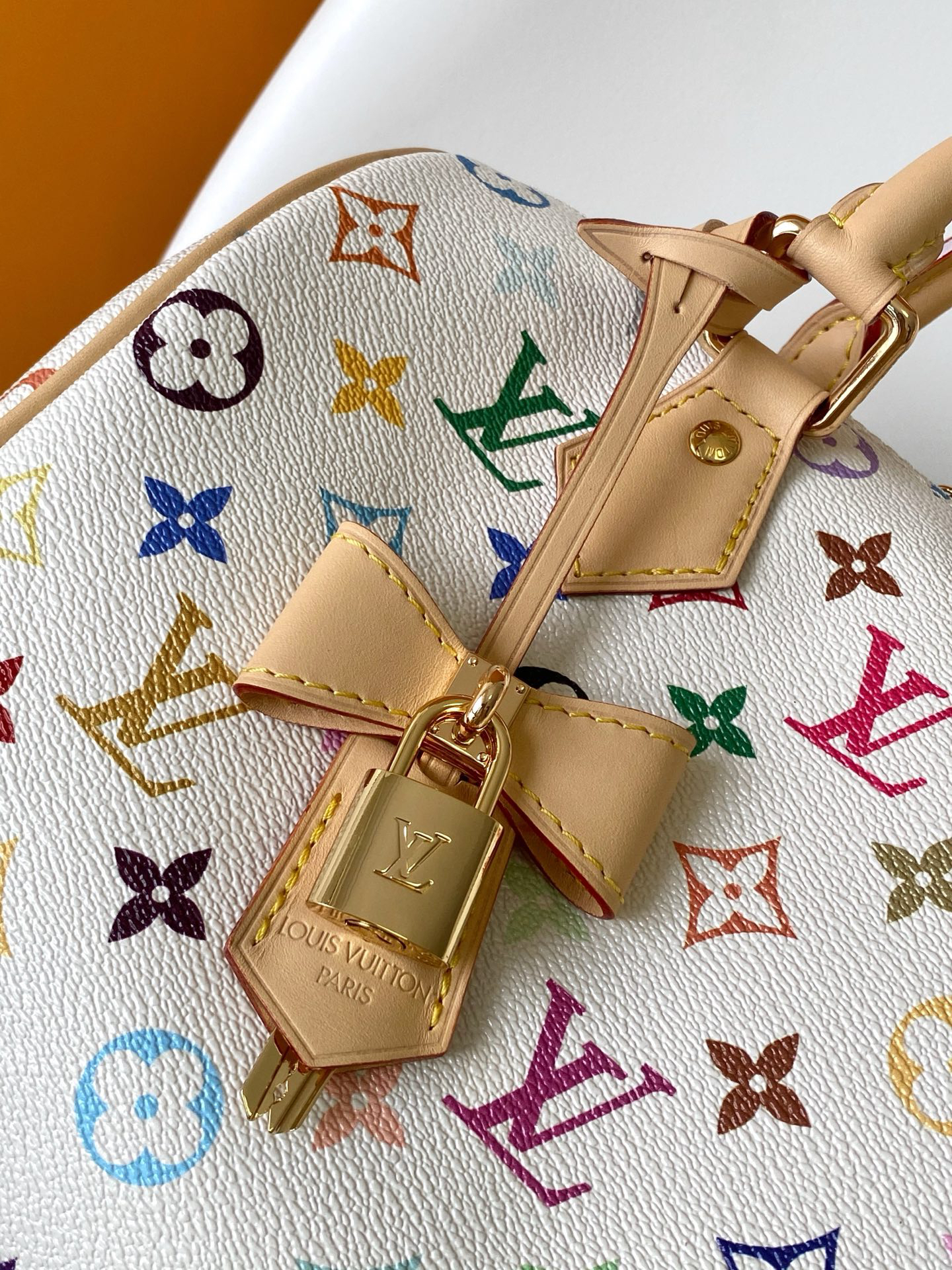 4 Louis Vuitton The M13085 Speedy Bandoulière 25 handbag features the classic Monogram pattern.