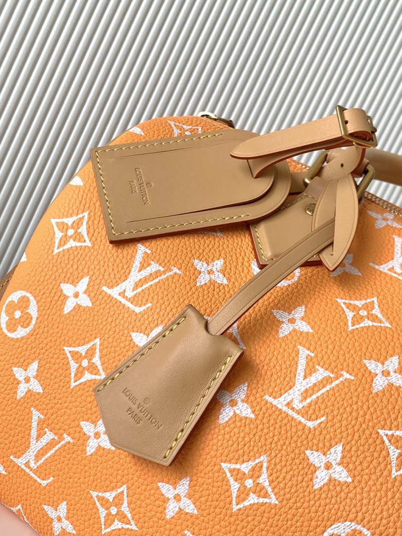 4 Louis Vuitton M14064 Orange: This Sedy Bandoulière 30 handbag features a design rendered upon a surface of refined cowhide leather.