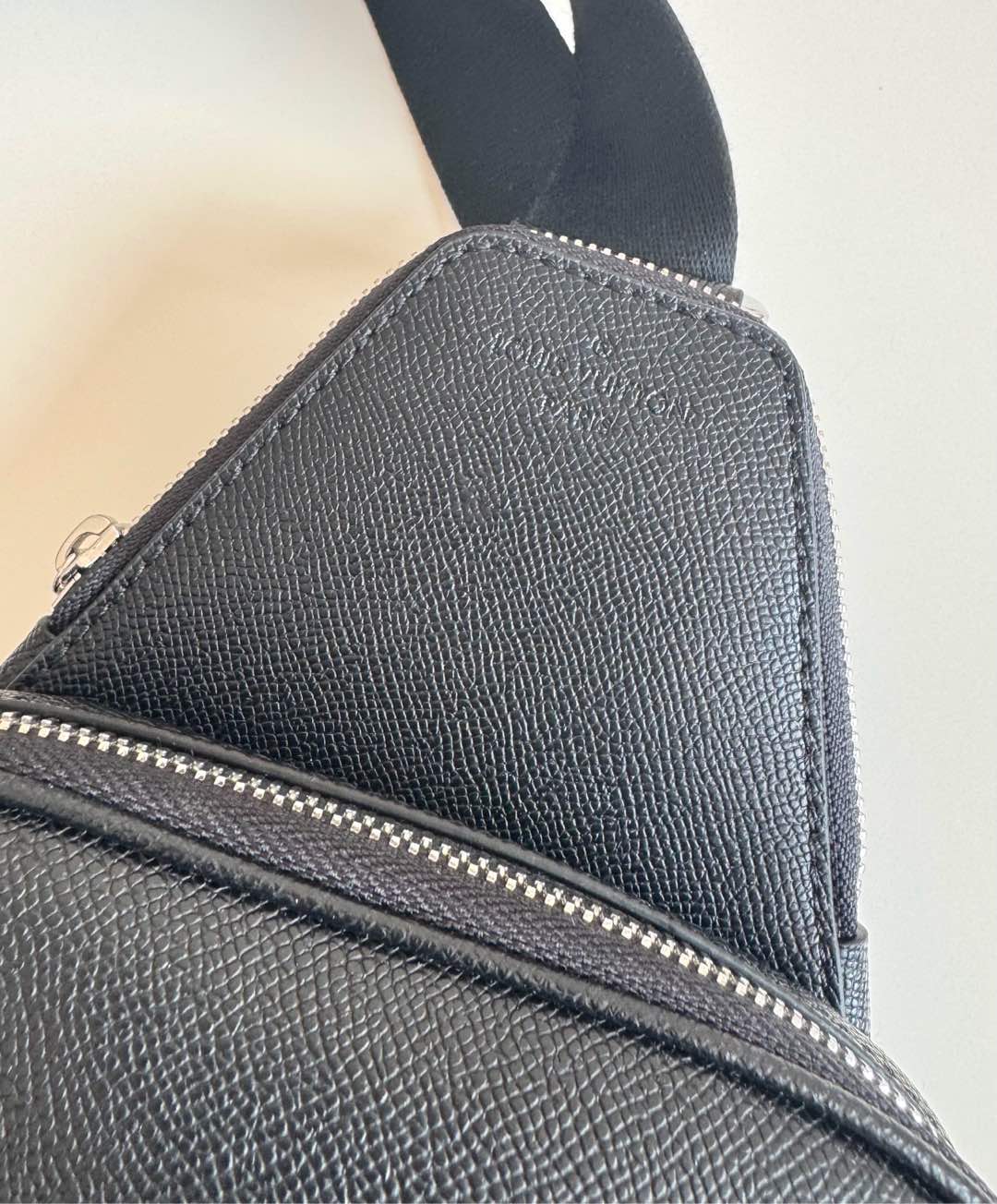 4 Louis Vuitton This Avenue shoulder bag is crafted from Taïga cowhide leather.