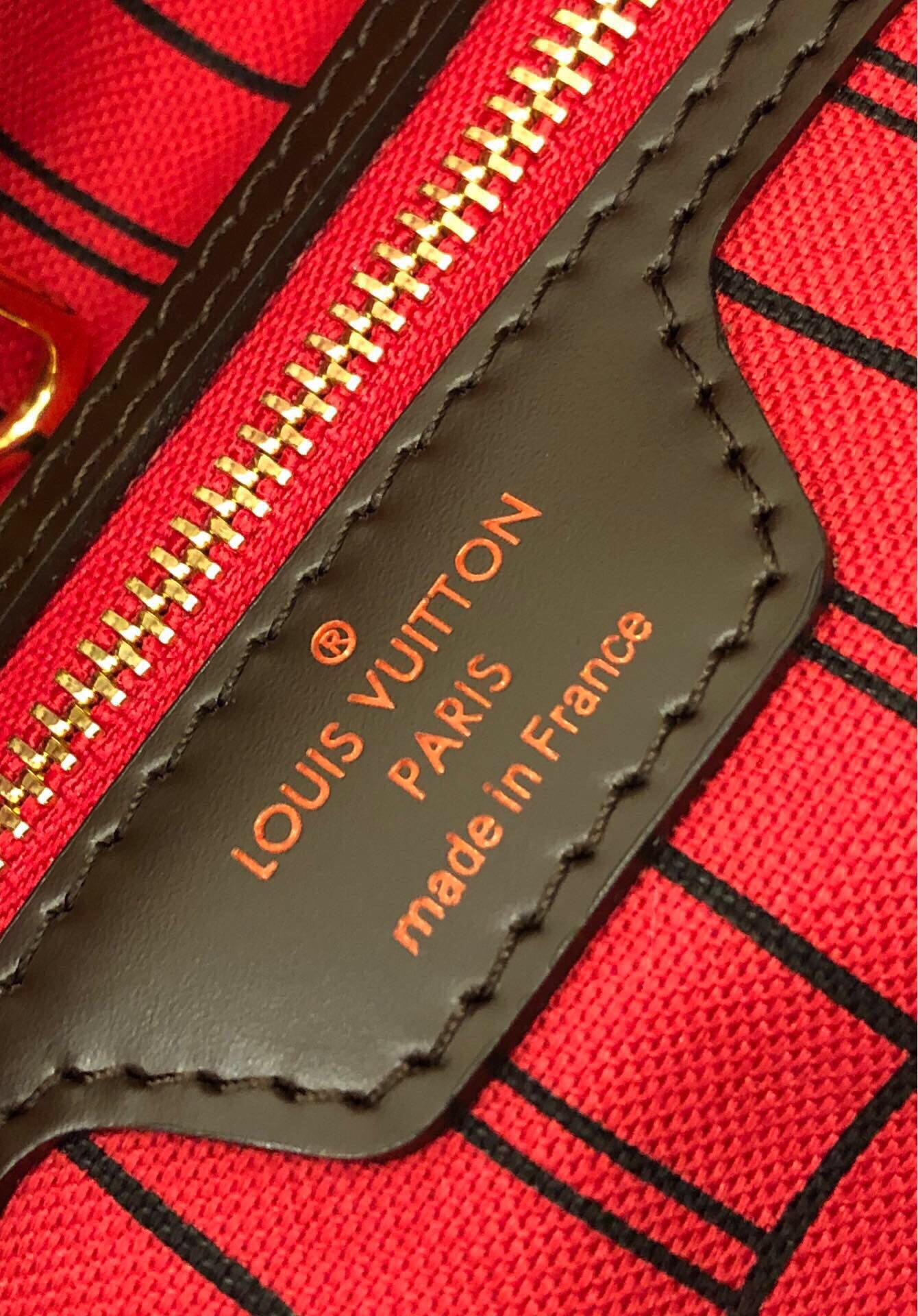 4 Louis Vuitton The leather is Grade A Italian leather sourced from the manufacturing factory.