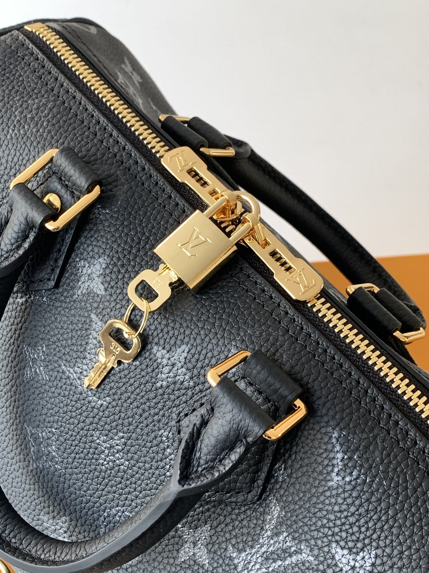 4 Louis Vuitton This Speedy Bandoulière 25 handbag is crafted from cowhide leather, offering a pillow-like soft touch.