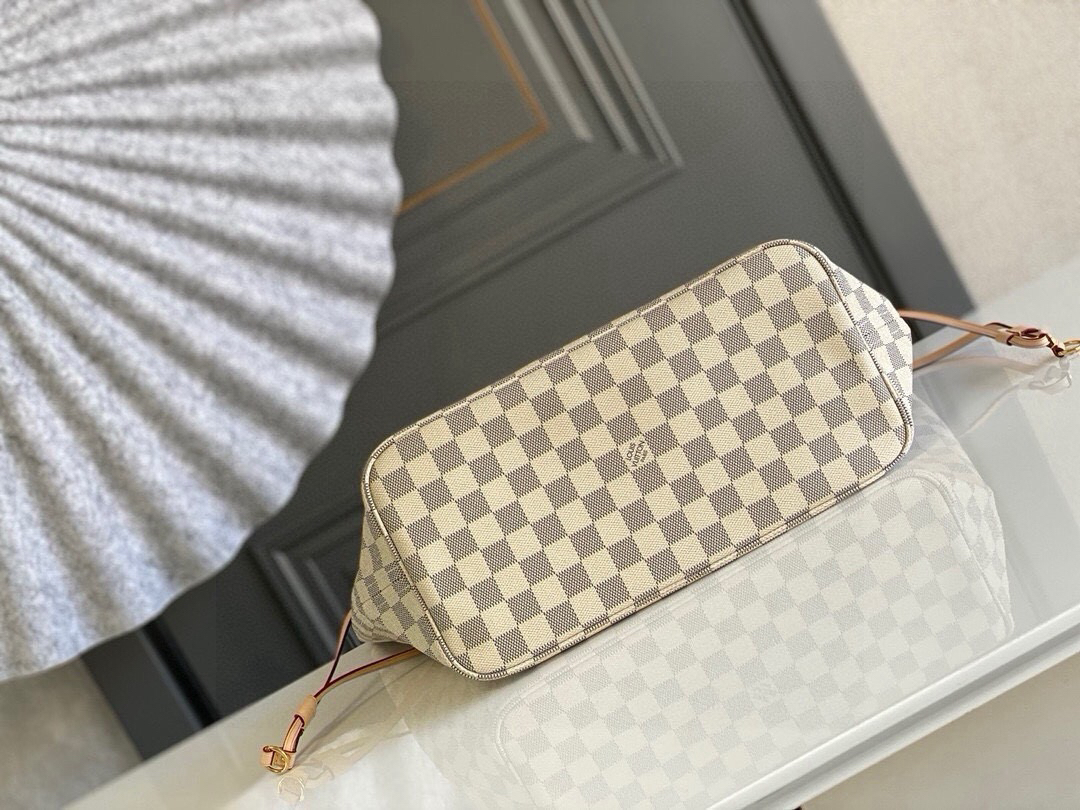 4 Louis Vuitton The legendary Neverfull handbag: always ready to meet your every need.