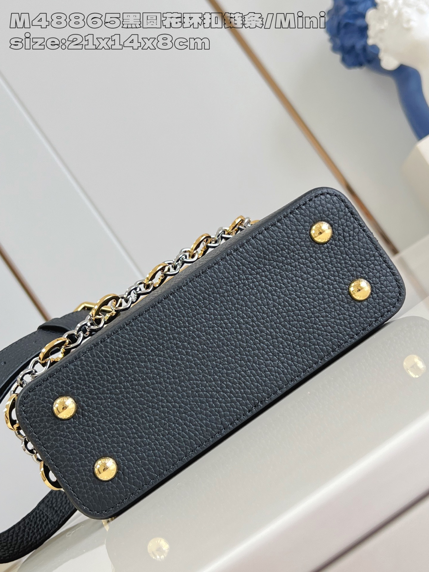 4 The Capucines Mini handbag, part of the Capucines Chain On You collection, is crafted from soft Taurillon calf leather to offer ample space.