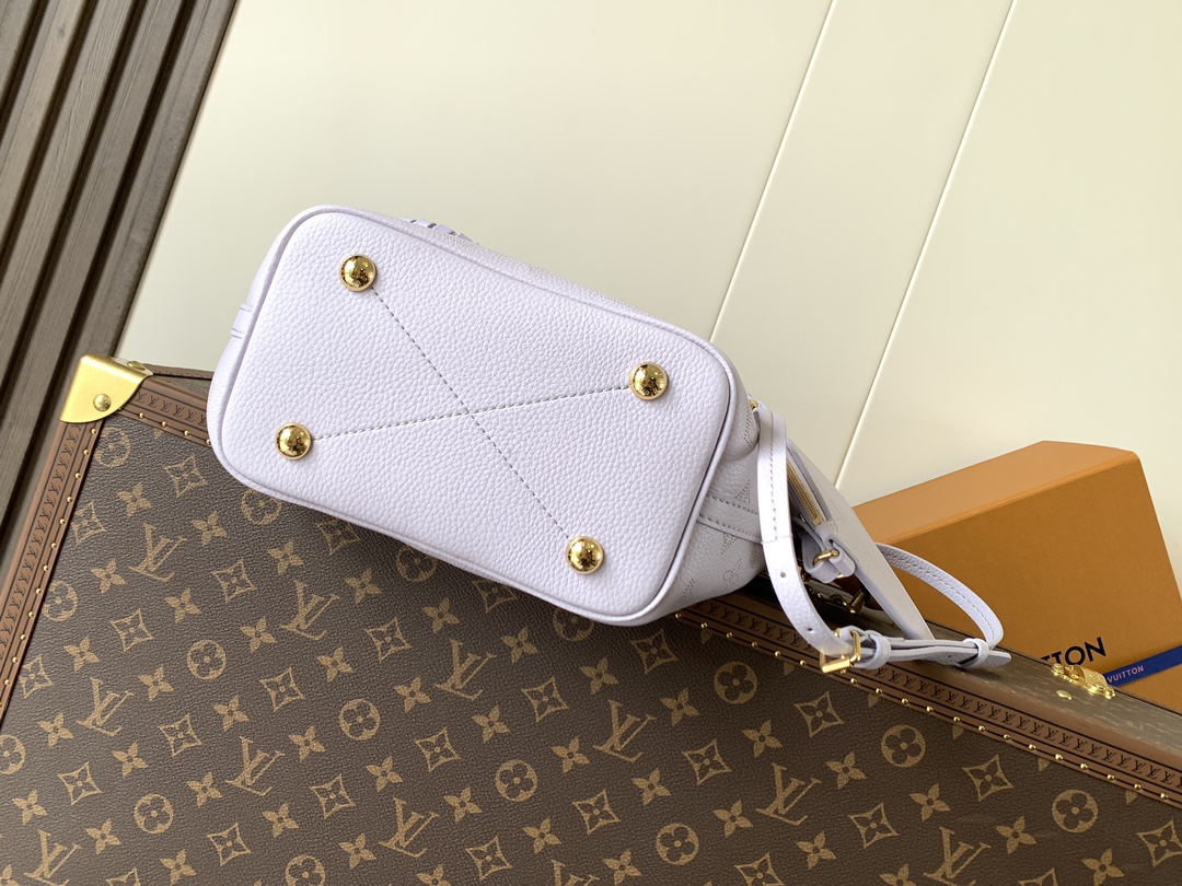 4 Louis Vuitton This small Blossom handbag is steeped in the modern hues of the new season.