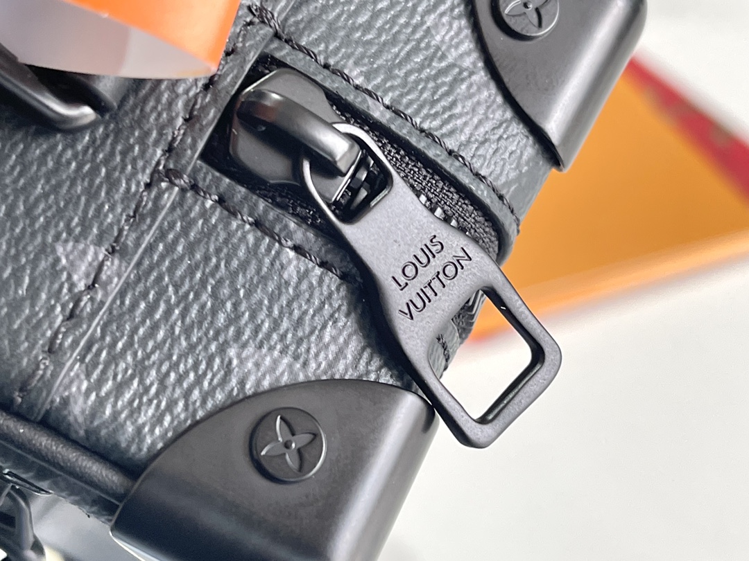 4 Louis Vuitton M44735 Premium Enhanced Edition: The leather used is Grade A Italian leather sourced from the original manufacturing factory—hence the designation "Premium."