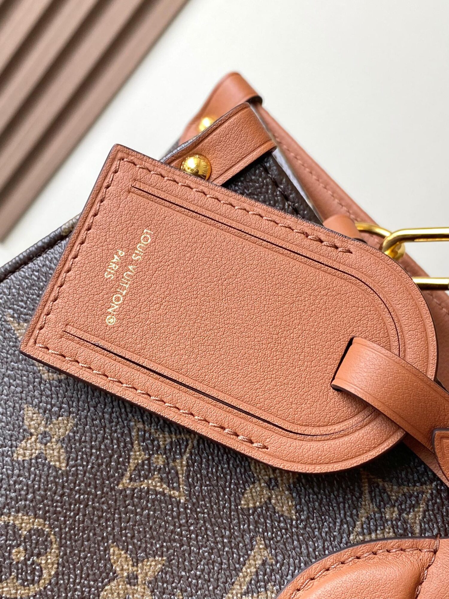 4 Louis Vuitton This ONTHEGO ORGANIZER handbag