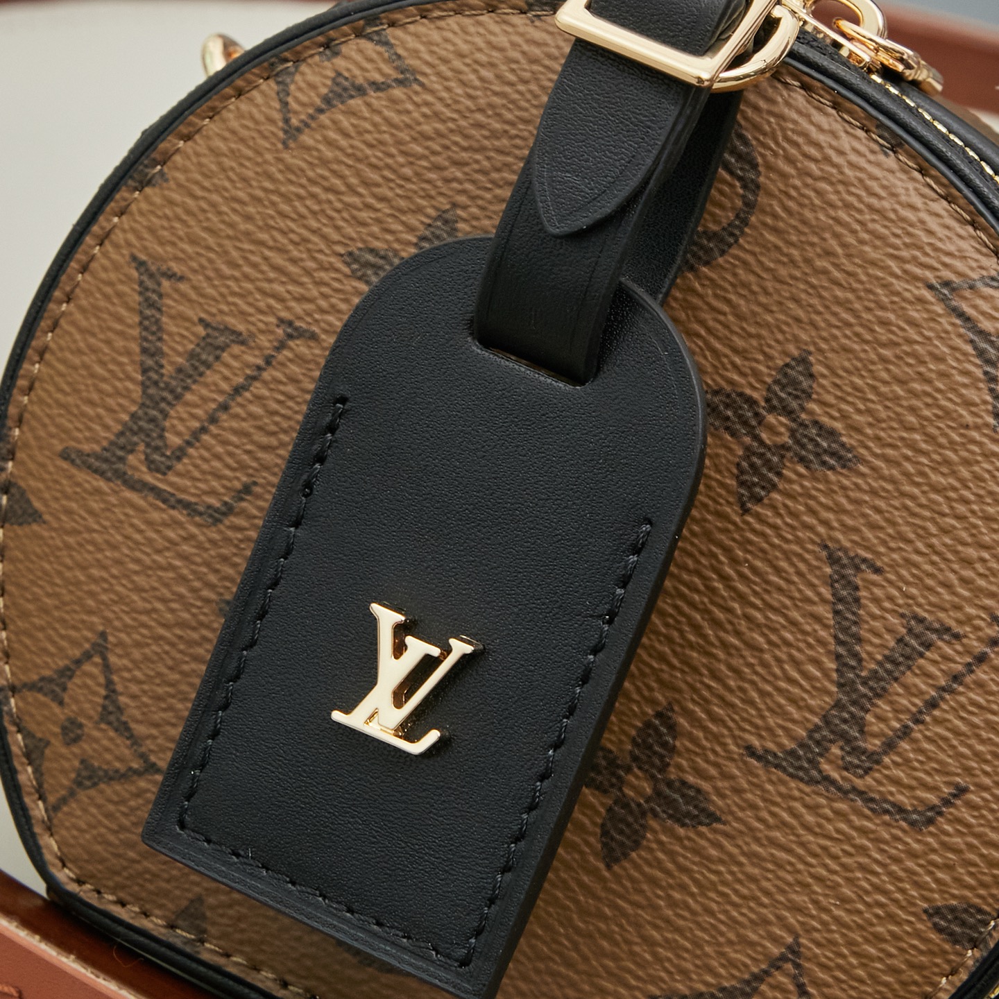 4 Louis Vuitton Exclusive Real Shots: M44699 (Classic Monogram) & M68276 (Yellow Monogram). The Mini Boîte Chapeau handbag features a classic silhouette crafted from Monogram canvas.
