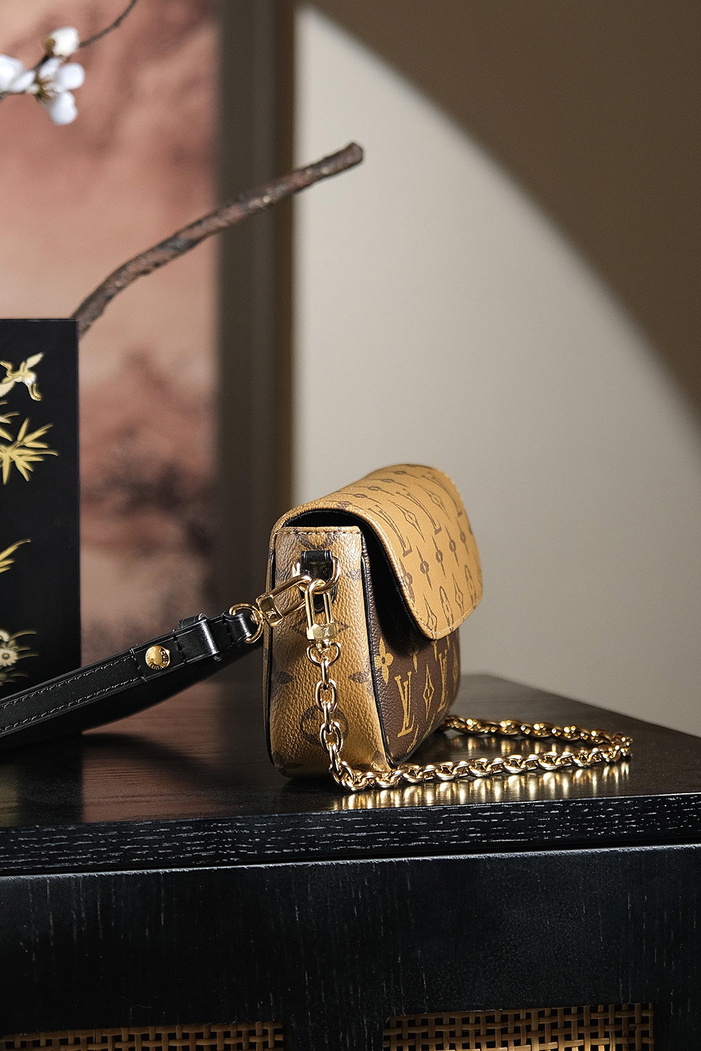 4 Louis Vuitton Looking back, here once again is a massive hit from the "Treasured Series"—featuring a stunning colorway perfectly suited for warm skin tones. 𝐋𝐯𝐲 𝐰𝐨𝐜: An exquisite, chic, and stylish piece.