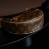 Louis Vuitton This model features custom manufacturing based on French standards, dynamic rolling code technology, and original-spec fabric.