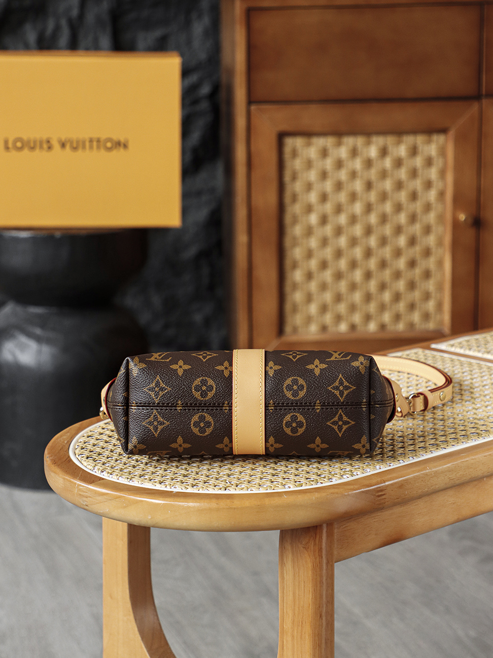 4 Louis Vuitton The Pochette Mia lunchbox bag delivers a stunning visual impact, exuding an air of vintage chic that is off the charts. Its magnetic S-lock clasp serves not only as a decorative accent but also as a symbol of exquisite craftsmanship and quality.