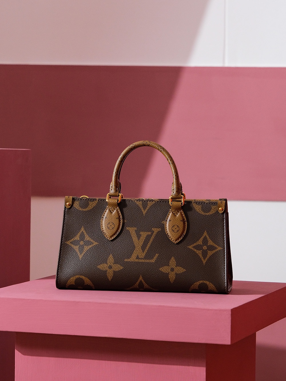 4 Louis Vuitton A fresh reinterpretation of the EAST WEST—featuring a spacious silhouette—is poised to unleash yet another wave of fashion trends!