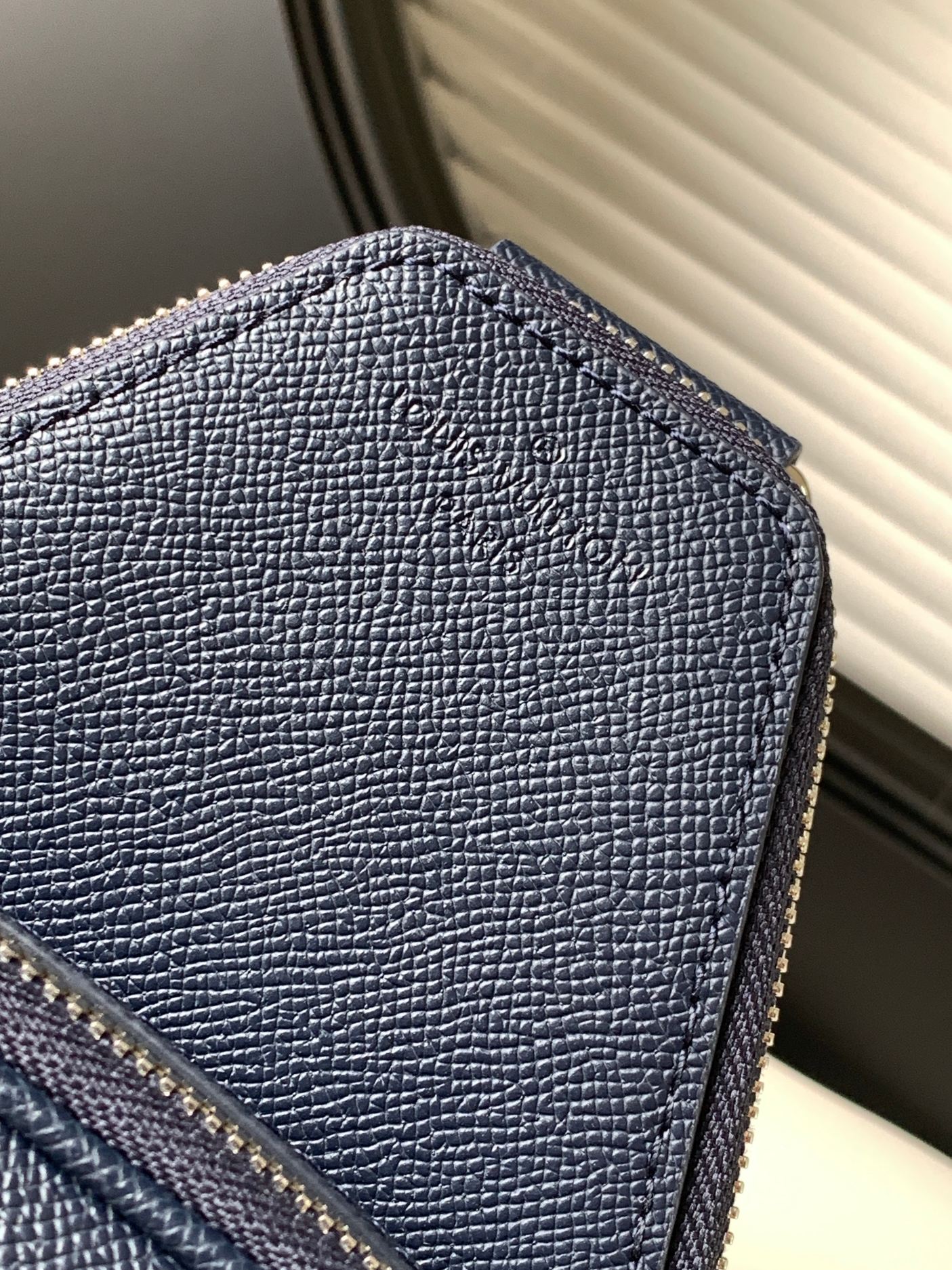 5 Louis Vuitton M30971 Midnight Blue This Avenue shoulder bag is made of Taïga cowhide leather.