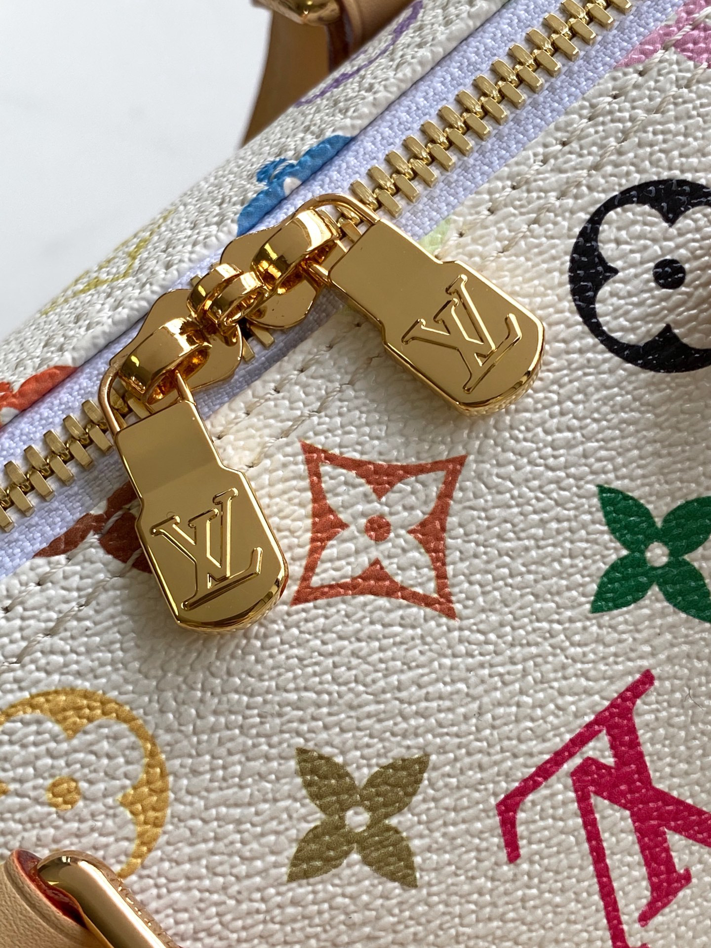 5 Louis Vuitton The M13085 Speedy Bandoulière 25 handbag features the classic Monogram pattern.
