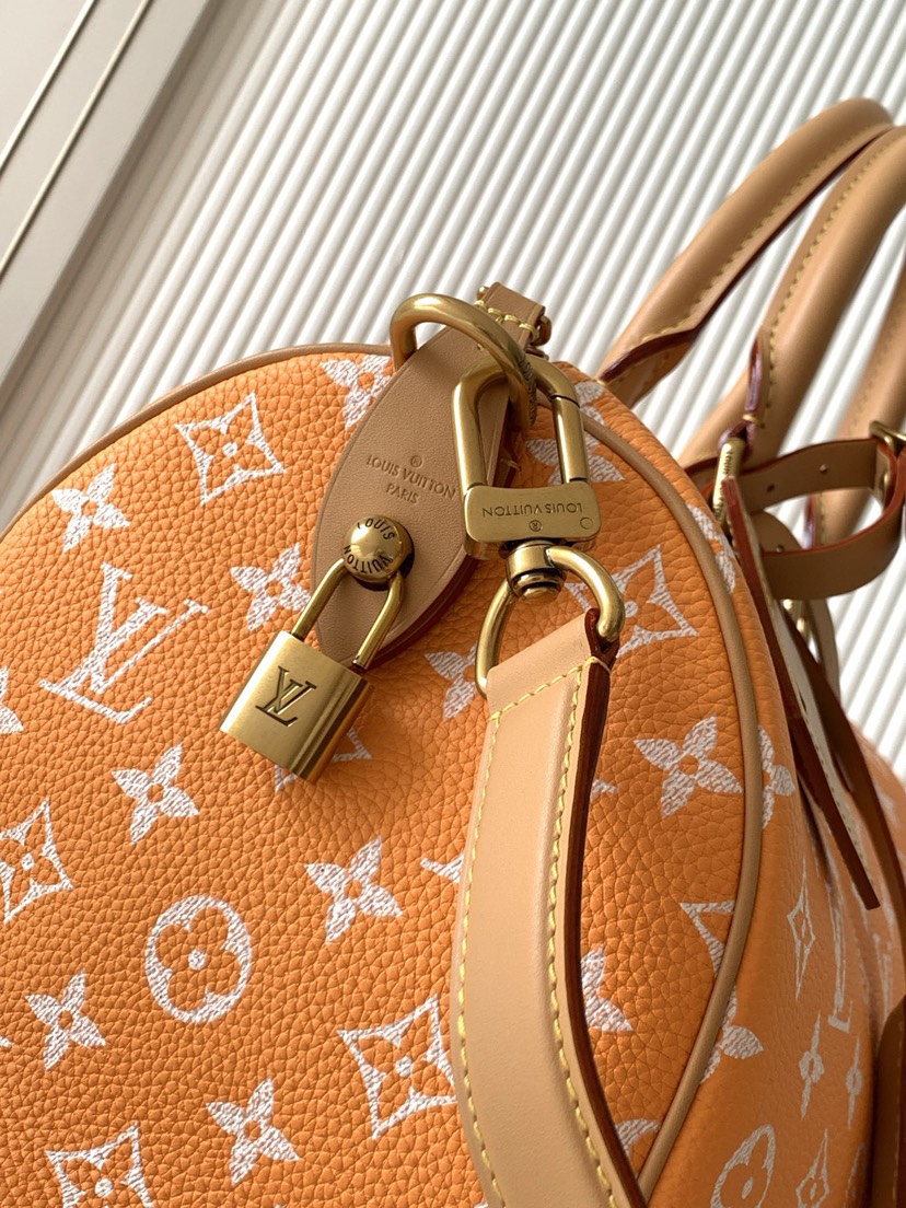 5 Louis Vuitton M14064 Orange: This Sedy Bandoulière 30 handbag features a design rendered upon a surface of refined cowhide leather.