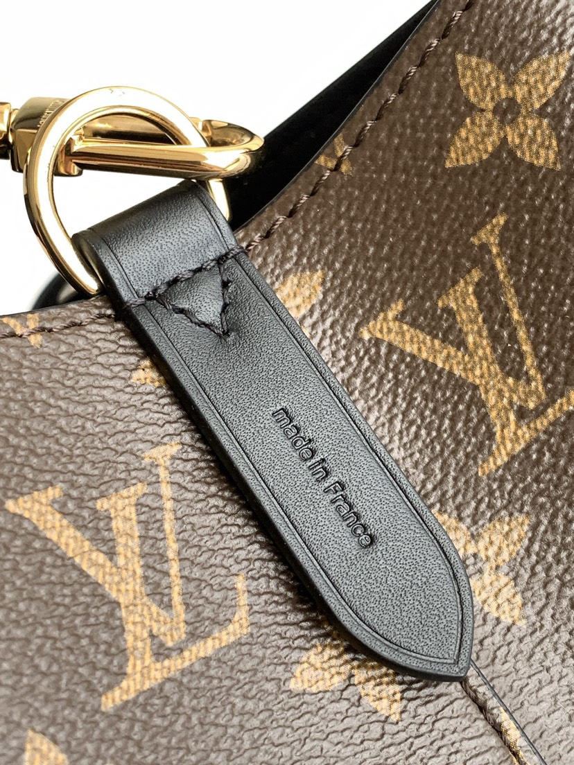 Louis Vuitton This NéoNoé bucket bag draws inspiration from Gaston-Louis Vuitton in 1932.