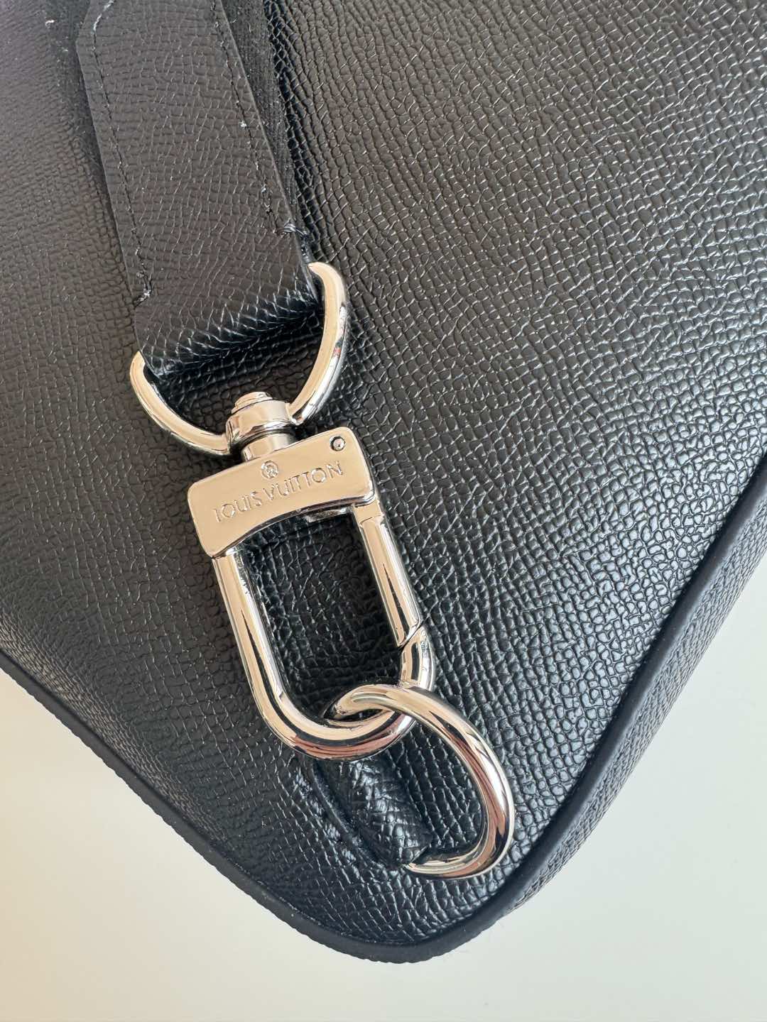 5 Louis Vuitton This Avenue shoulder bag is crafted from Taïga cowhide leather.