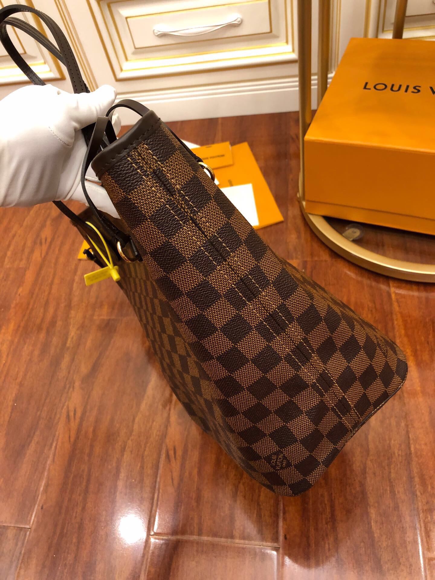 5 Louis Vuitton The leather is Grade A Italian leather sourced from the manufacturing factory.