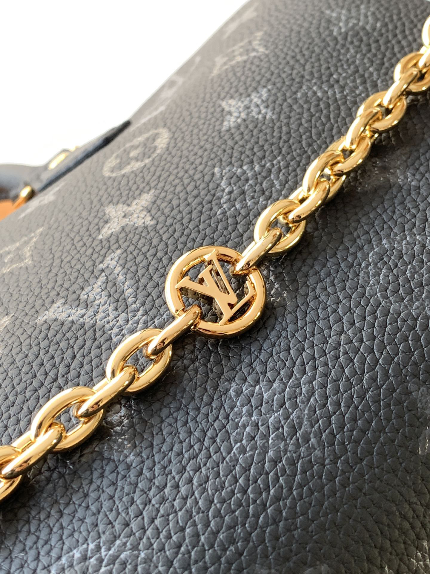 5 Louis Vuitton This Speedy Bandoulière 25 handbag is crafted from cowhide leather, offering a pillow-like soft touch.