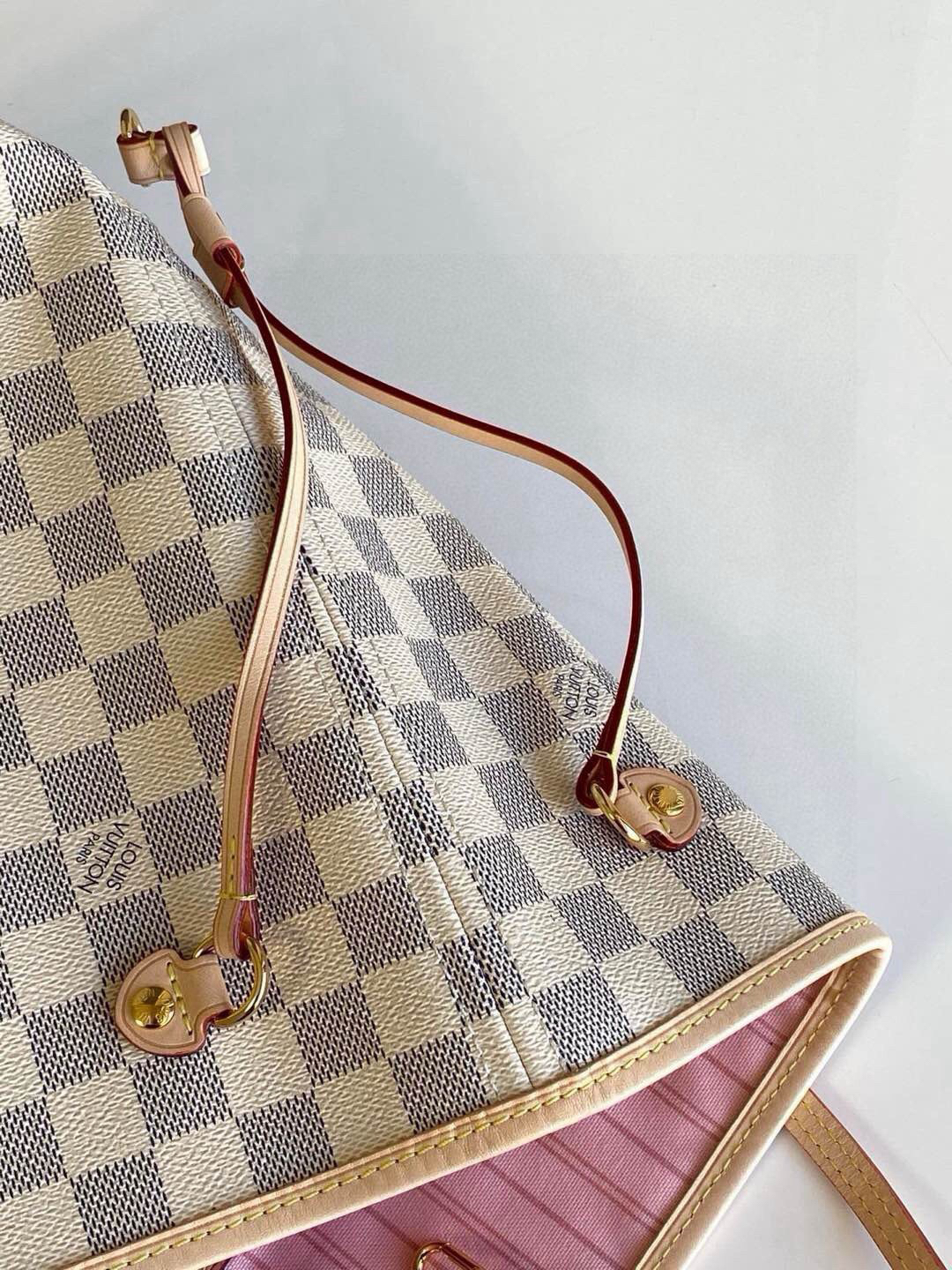 5 Louis Vuitton The legendary Neverfull handbag: always ready to meet your every need.
