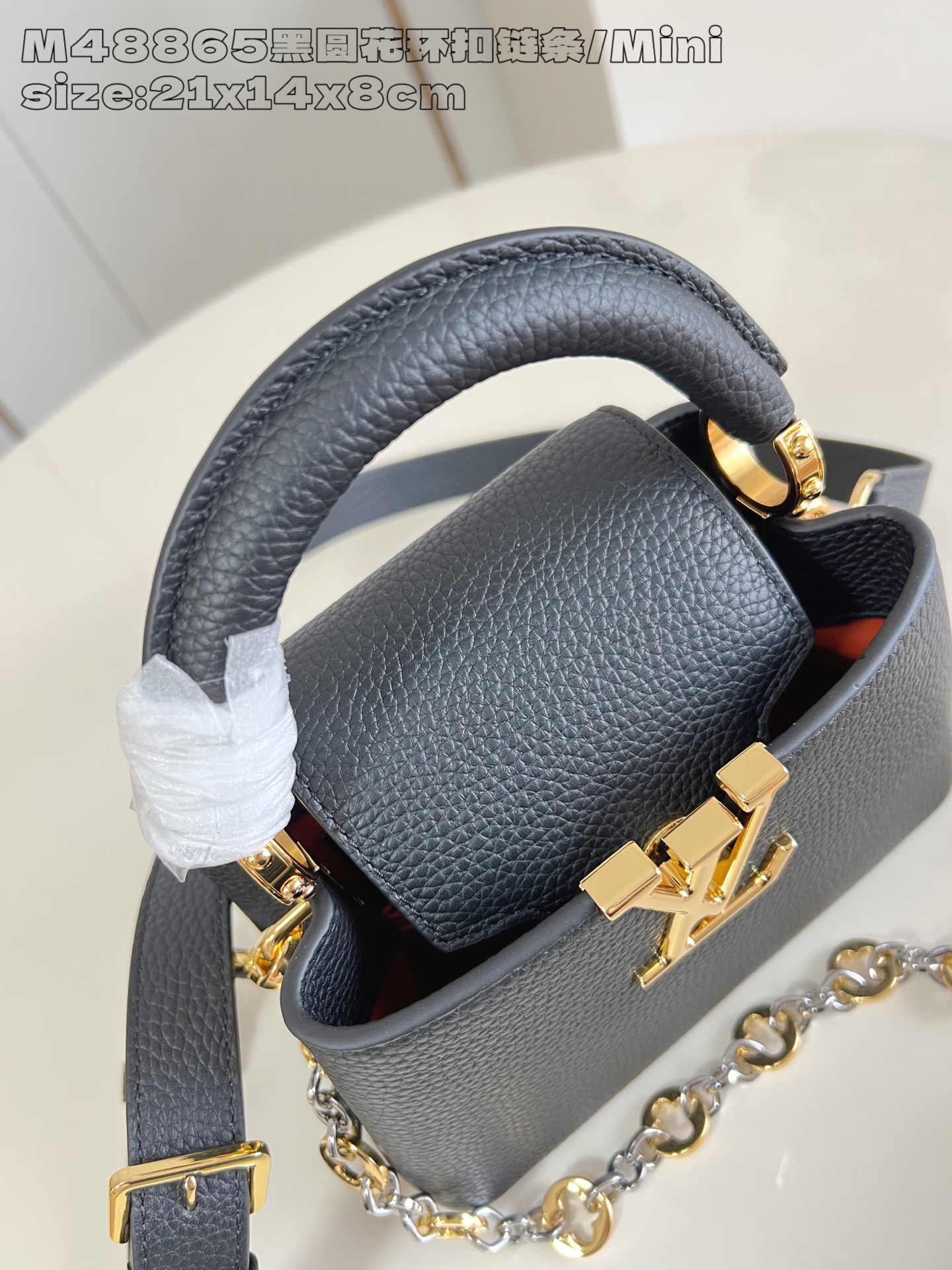 5 The Capucines Mini handbag, part of the Capucines Chain On You collection, is crafted from soft Taurillon calf leather to offer ample space.