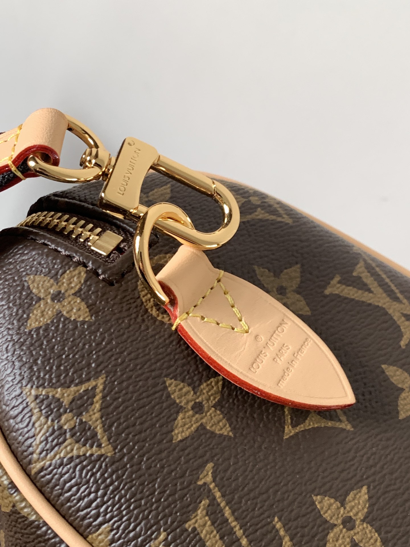 5 Louis Vuitton Drawing inspiration from the House's classics, the Sedy Bandoulière 20 handbag features cowhide leather trim accenting its Monogram canvas.