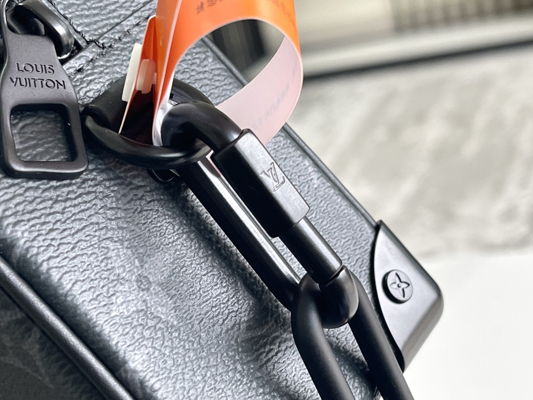 5 Louis Vuitton M44735 Premium Enhanced Edition: The leather used is Grade A Italian leather sourced from the original manufacturing factory—hence the designation "Premium."