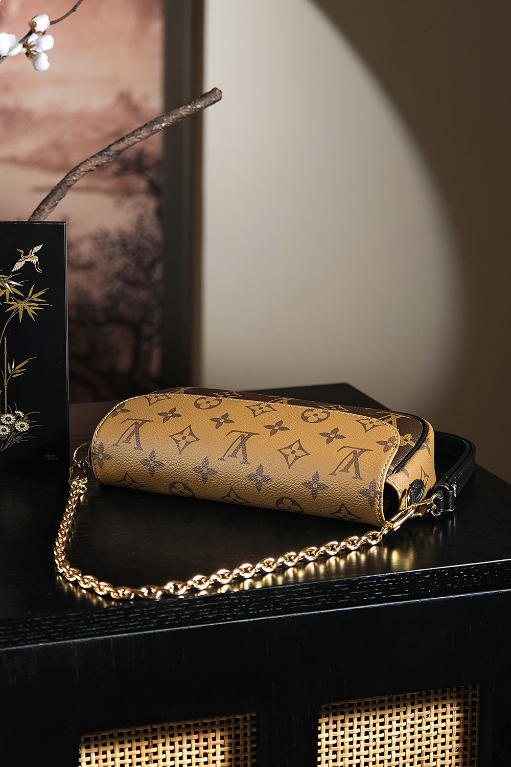 5 Louis Vuitton Looking back, here once again is a massive hit from the "Treasured Series"—featuring a stunning colorway perfectly suited for warm skin tones. 𝐋𝐯𝐲 𝐰𝐨𝐜: An exquisite, chic, and stylish piece.