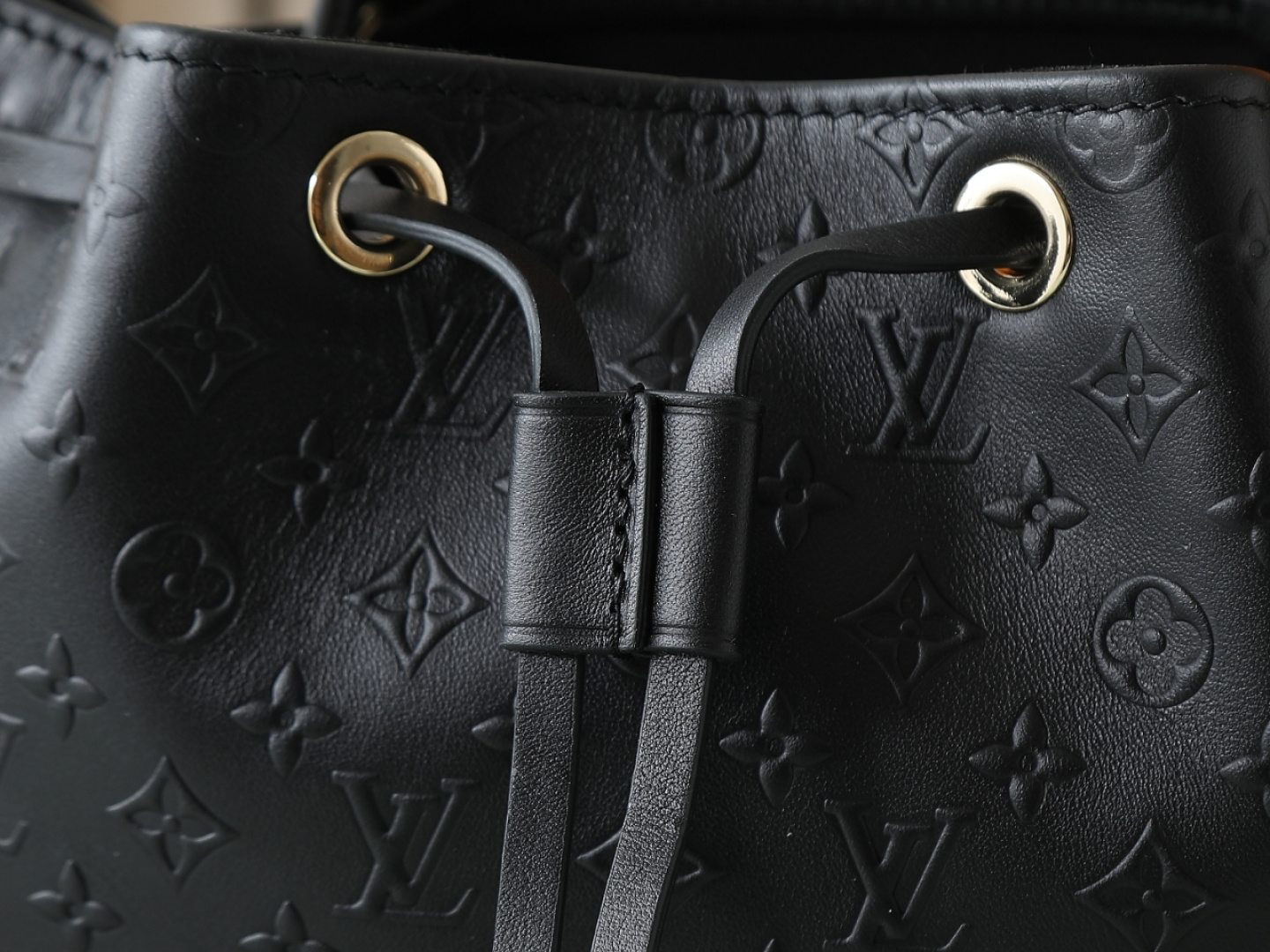 Louis Vuitton The M25554 Odyssée handbag in black full leather, hailing from the Early Autumn 2025 collection, cleverly references the 2024 Cruise collection.