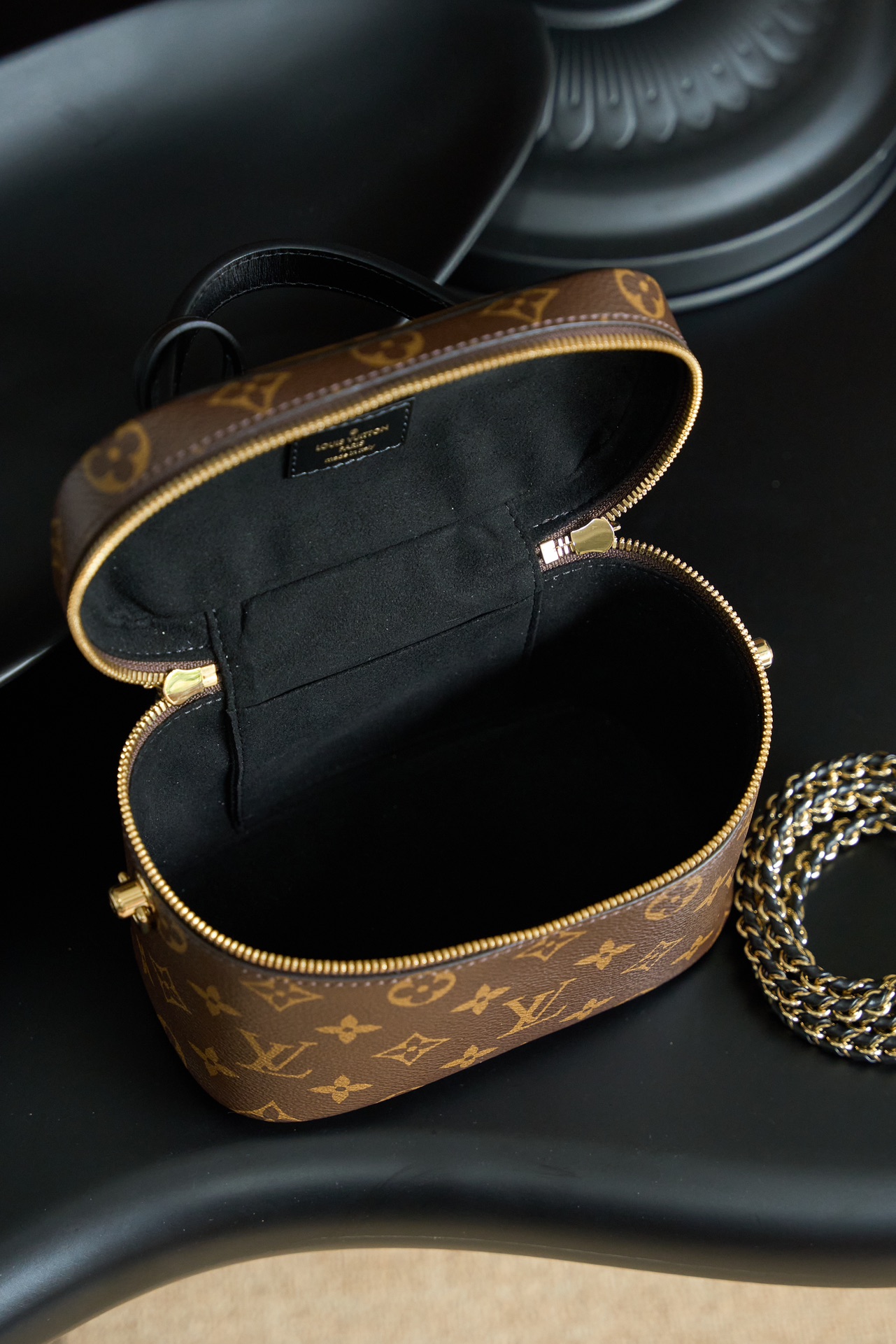 5 Louis Vuitton This model features custom craftsmanship inspired by Italian manufacturing standards, dynamic rolling code technology, and exclusive factory-original fabrics.