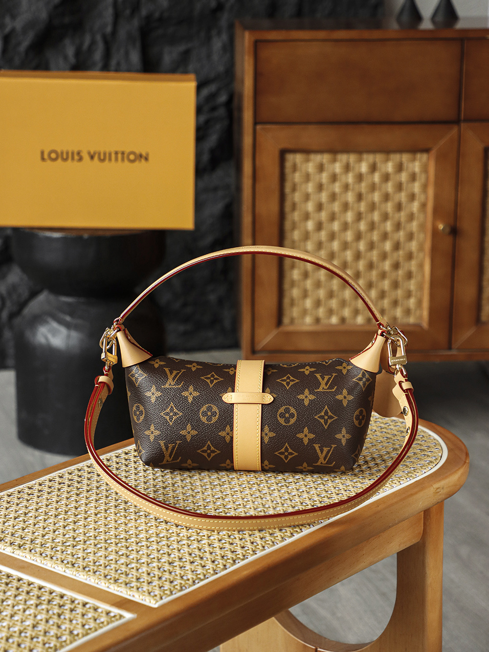 5 Louis Vuitton The Pochette Mia lunchbox bag delivers a stunning visual impact, exuding an air of vintage chic that is off the charts. Its magnetic S-lock clasp serves not only as a decorative accent but also as a symbol of exquisite craftsmanship and quality.