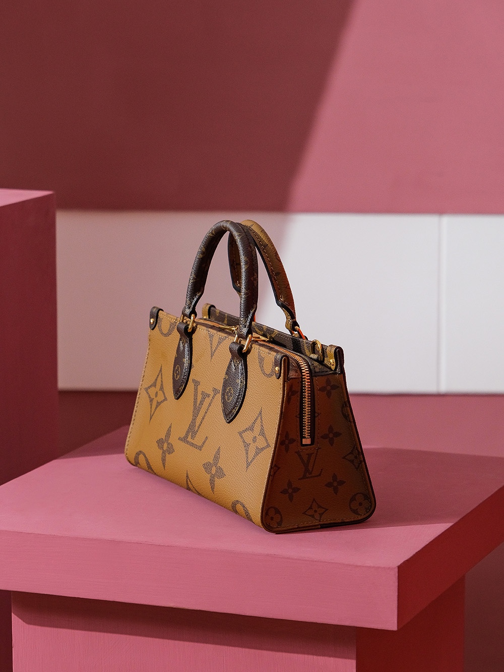5 Louis Vuitton A fresh reinterpretation of the EAST WEST—featuring a spacious silhouette—is poised to unleash yet another wave of fashion trends!