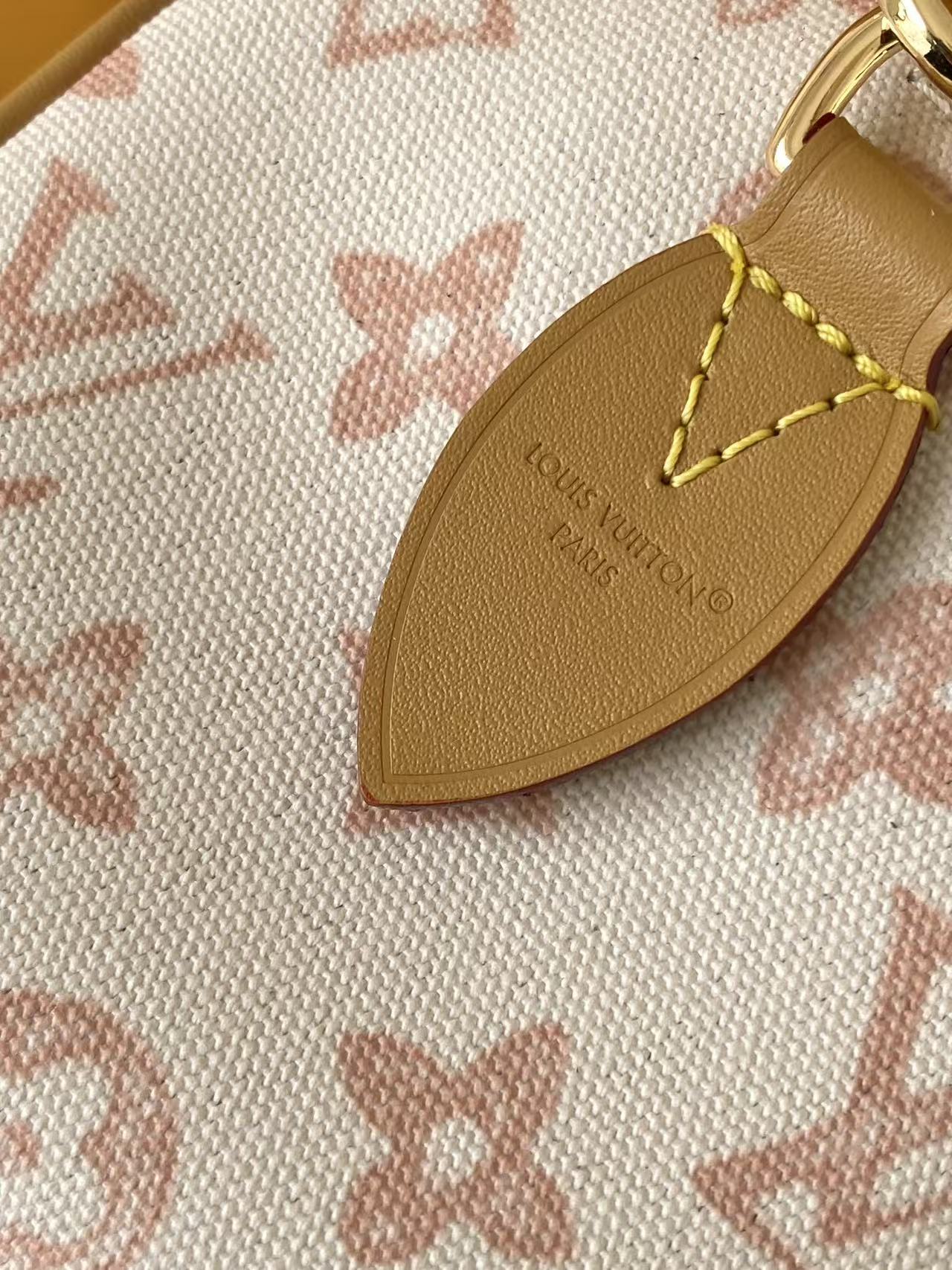 6 Louis VuittonThis Speedy Bandoulière 20 handbag encapsulates the design of the brand's traditional Speedy travel bag.