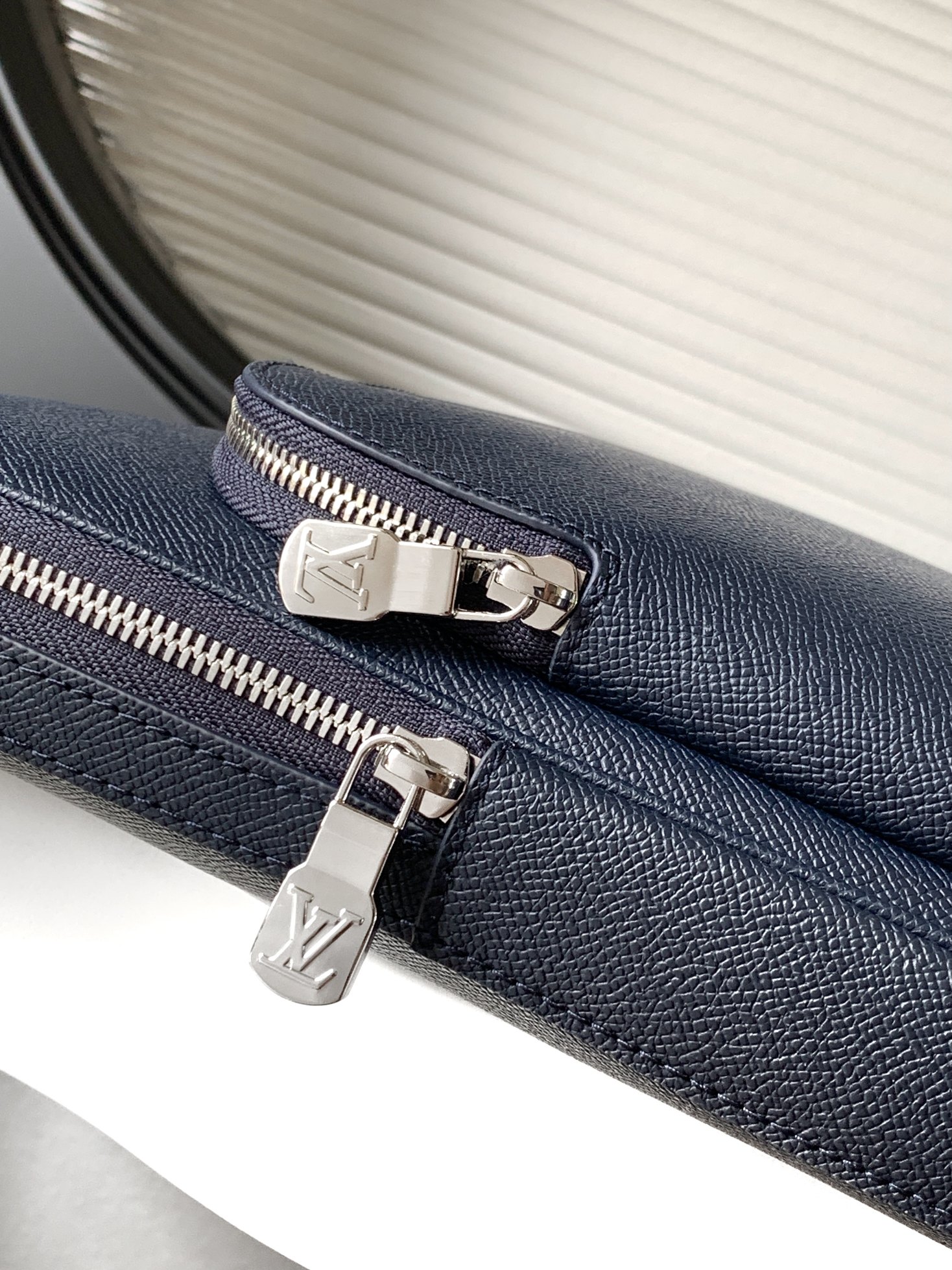 6 Louis Vuitton M30971 Midnight Blue This Avenue shoulder bag is made of Taïga cowhide leather.