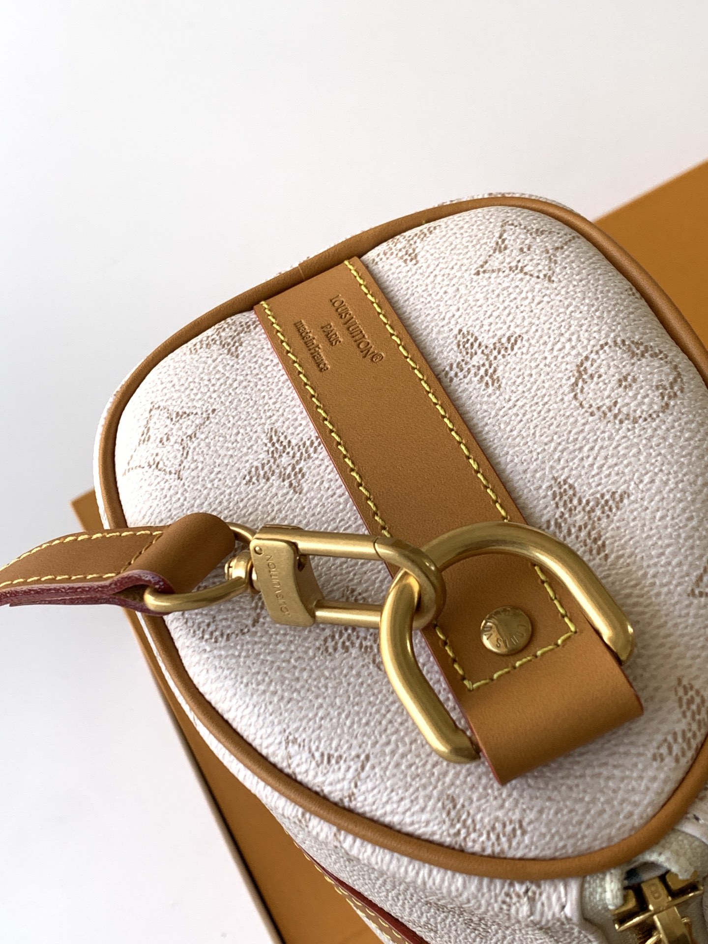 6 Louis Vuitton KEEALL BANDOULIÈRE 25 Handbag