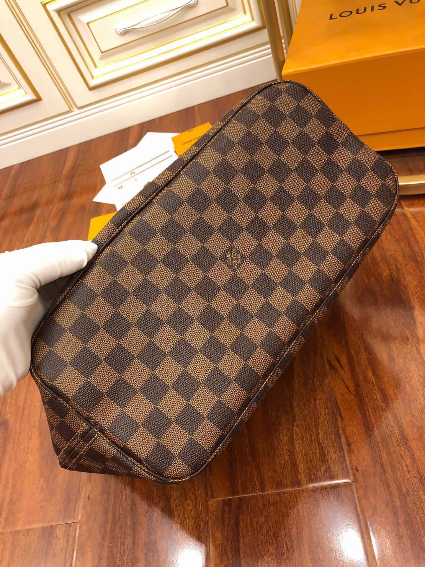 6 Louis Vuitton The leather is Grade A Italian leather sourced from the manufacturing factory.